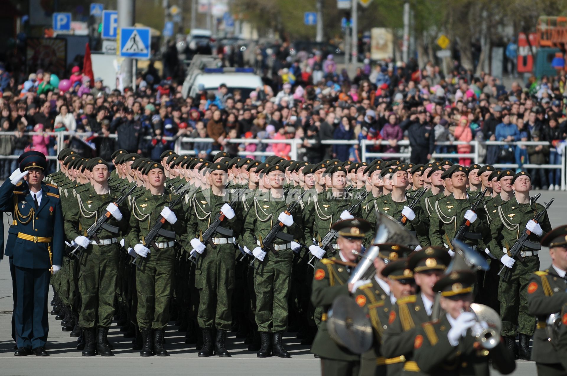 Парад Победы в Новосибирске. На снимке: солдаты на параде.