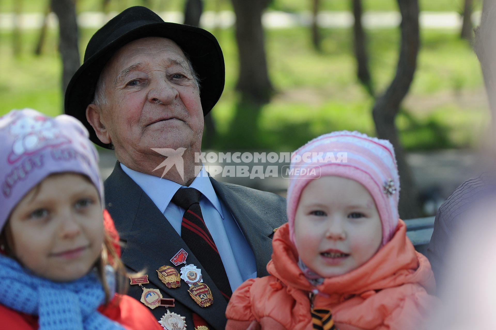 Парад Победы в Новосибирске. На снимке: ветеран с маленькими детьми.