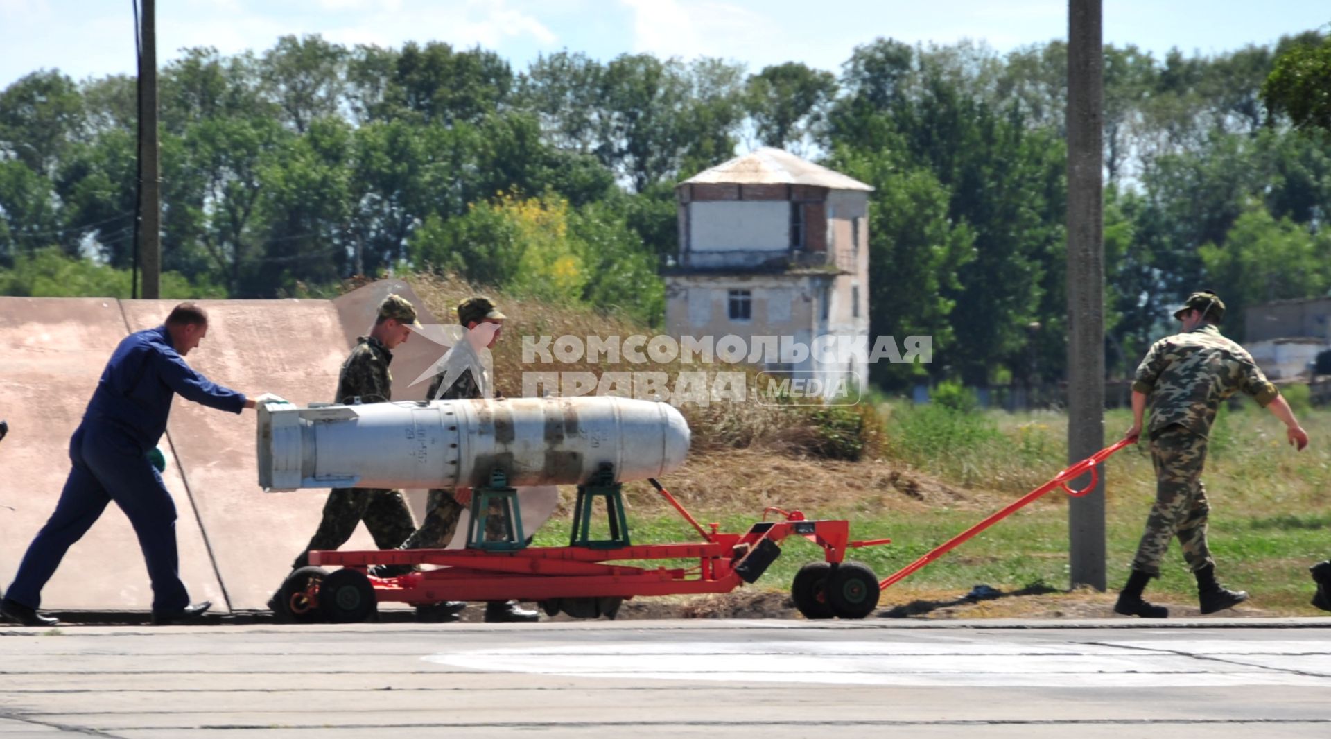 Авиабаза `Энгельс`. На снимке: обслуживание военного самолета перед вылетом.