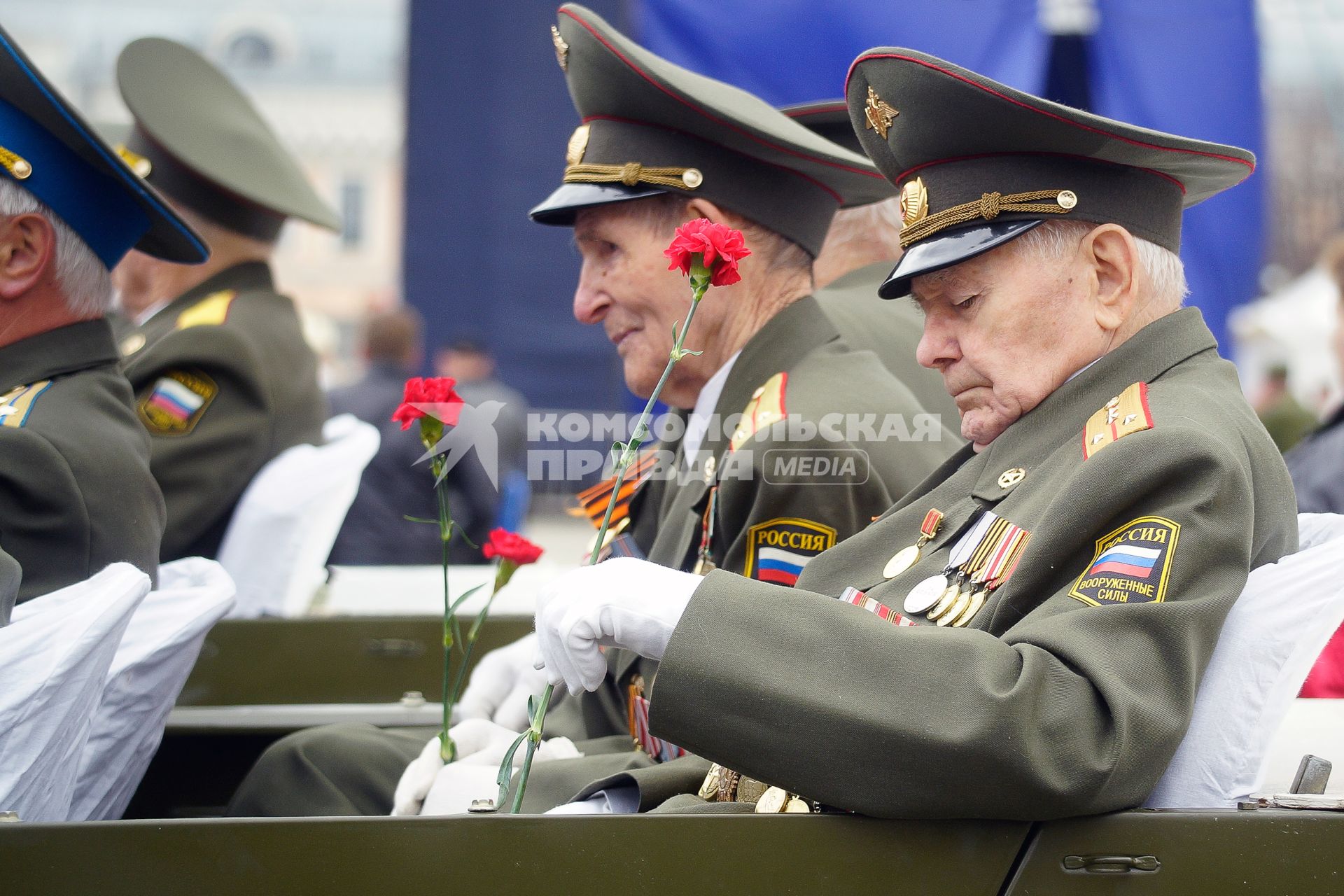 Празднование Дня Победы в Екатеринбурге. На снимке: ветераны с цветами в автомобиле.