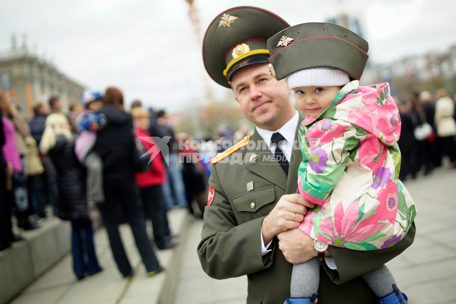 Празднование Дня Победы в Екатеринбурге. На снимке: военный с ребенком на руках.