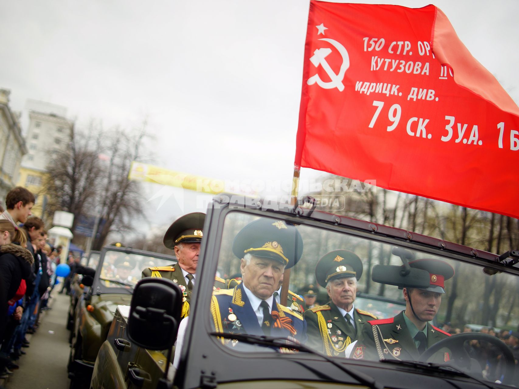 Празднование Дня Победы в Екатеринбурге. На снимке: ветераны в автомобиле.