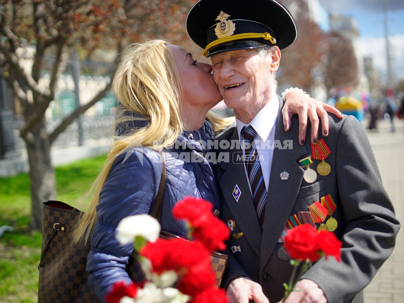 Празднование Дня Победы в Екатеринбурге. На снимке: женщина целует ветерана.