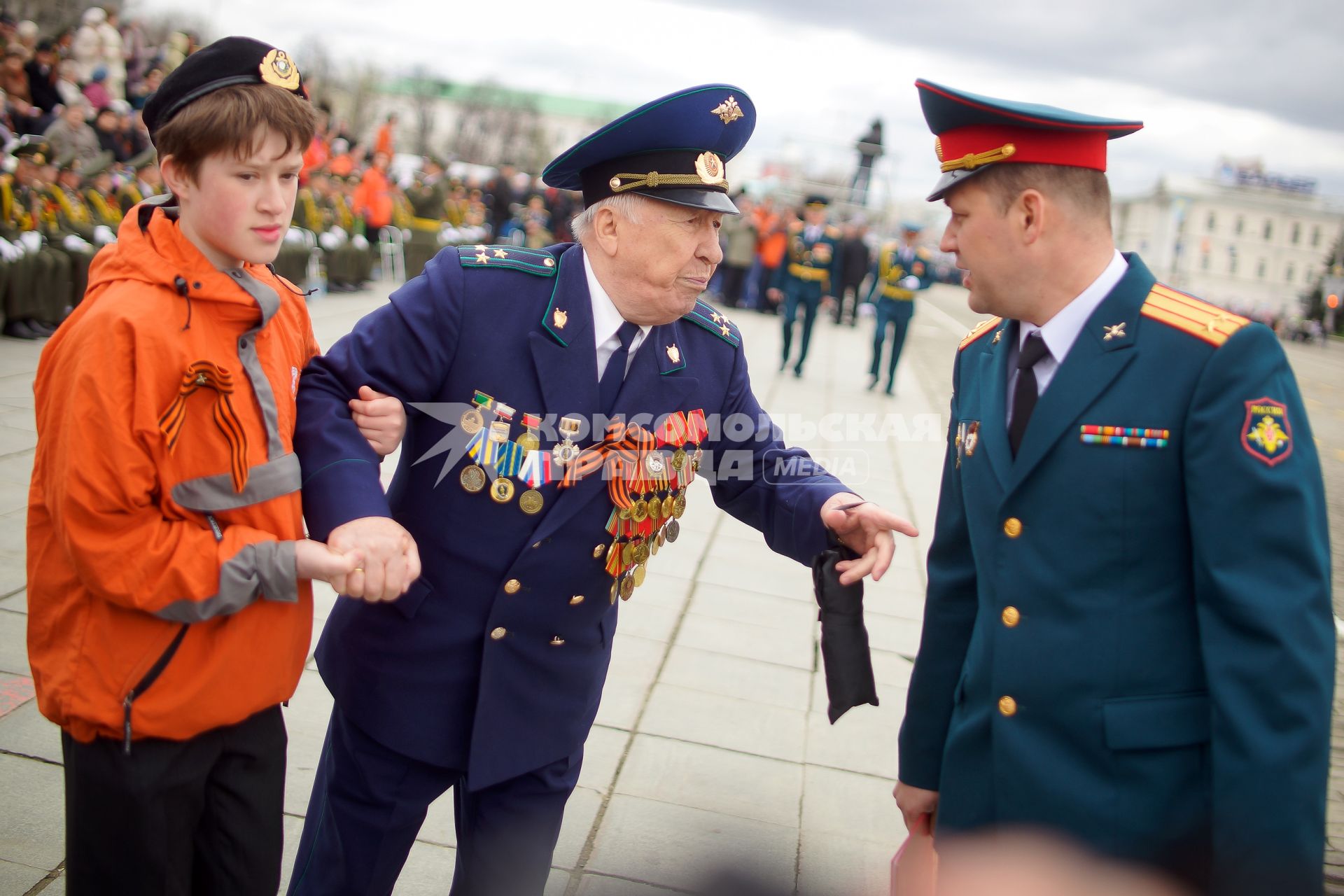 Празднование Дня Победы в Екатеринбурге. На снимке: Ветеран разговаривает с военным.