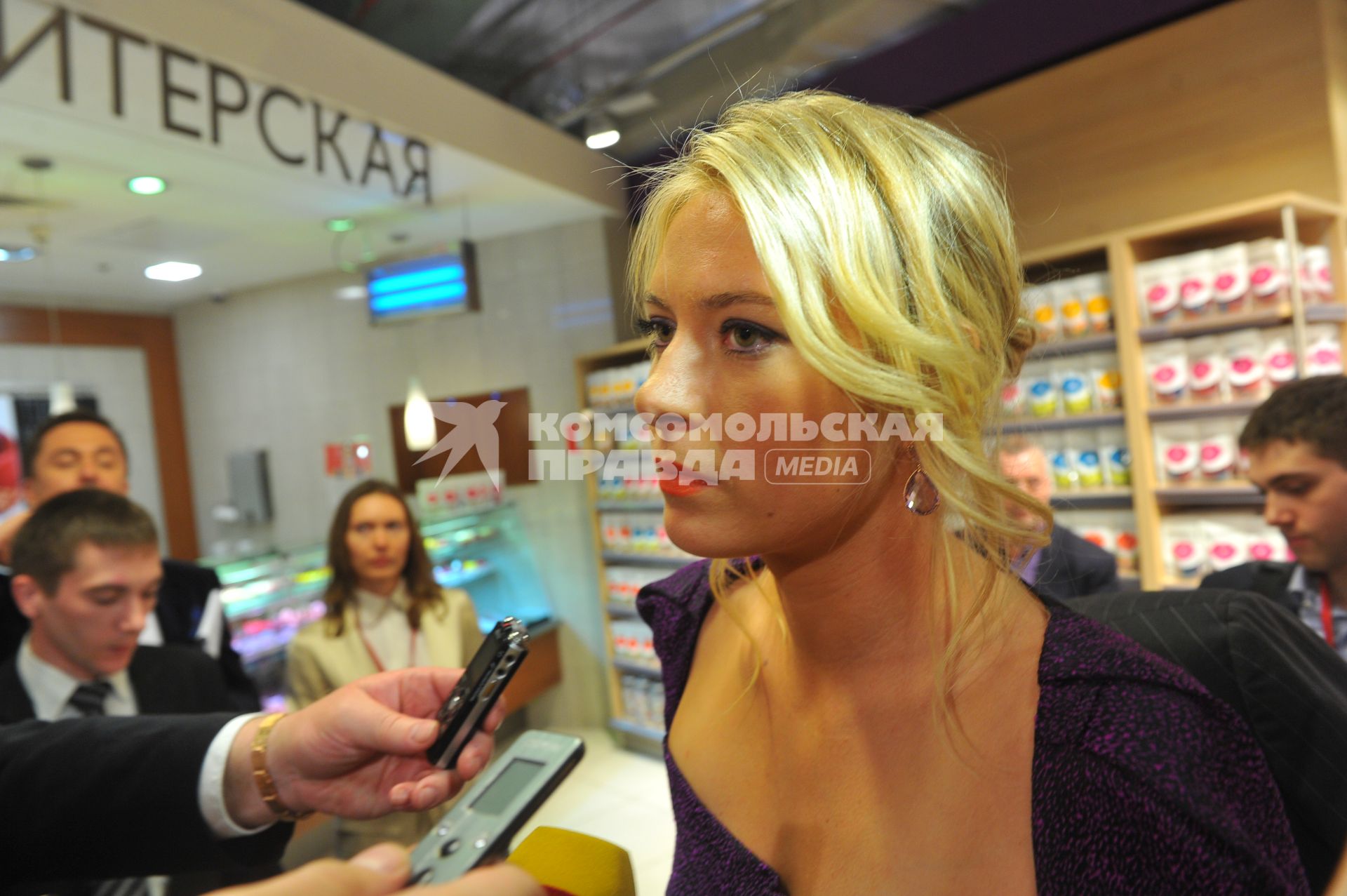 ТЦ `Lotte Plaza`. Презентация конфет `Sugarpova`. На снимке: теннисистка Мария Шарапова.