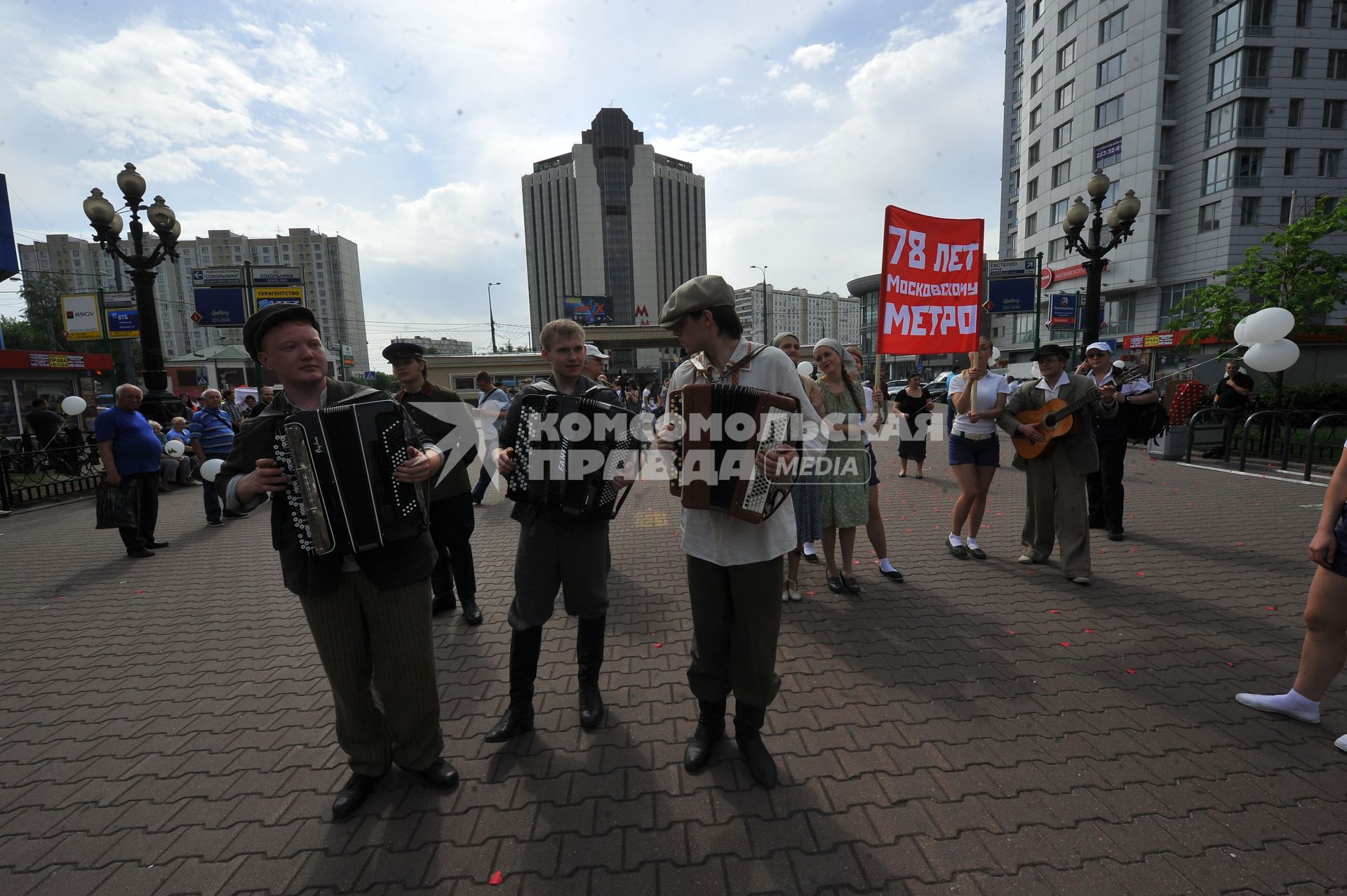 Метро `Сокольники`. Праздничные мероприятия, посвященные 78-летию Московского метрополитена. На снимке: артисты в костюмах стиля 30-х годов.