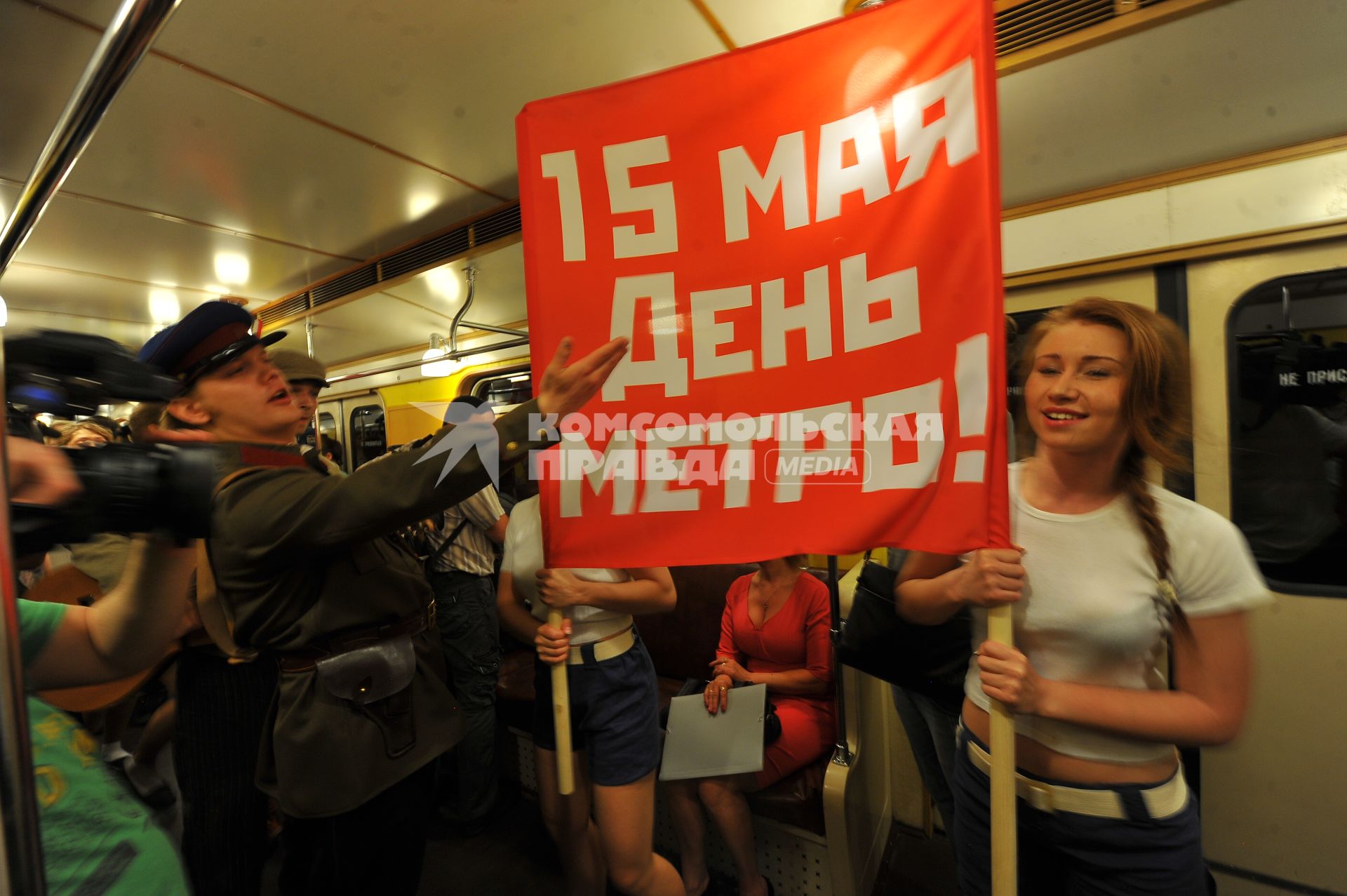 Метро `Сокольники`. Праздничные мероприятия, посвященные 78-летию Московского метрополитена. На снимке: артисты в костюмах стиля 30-х годов.