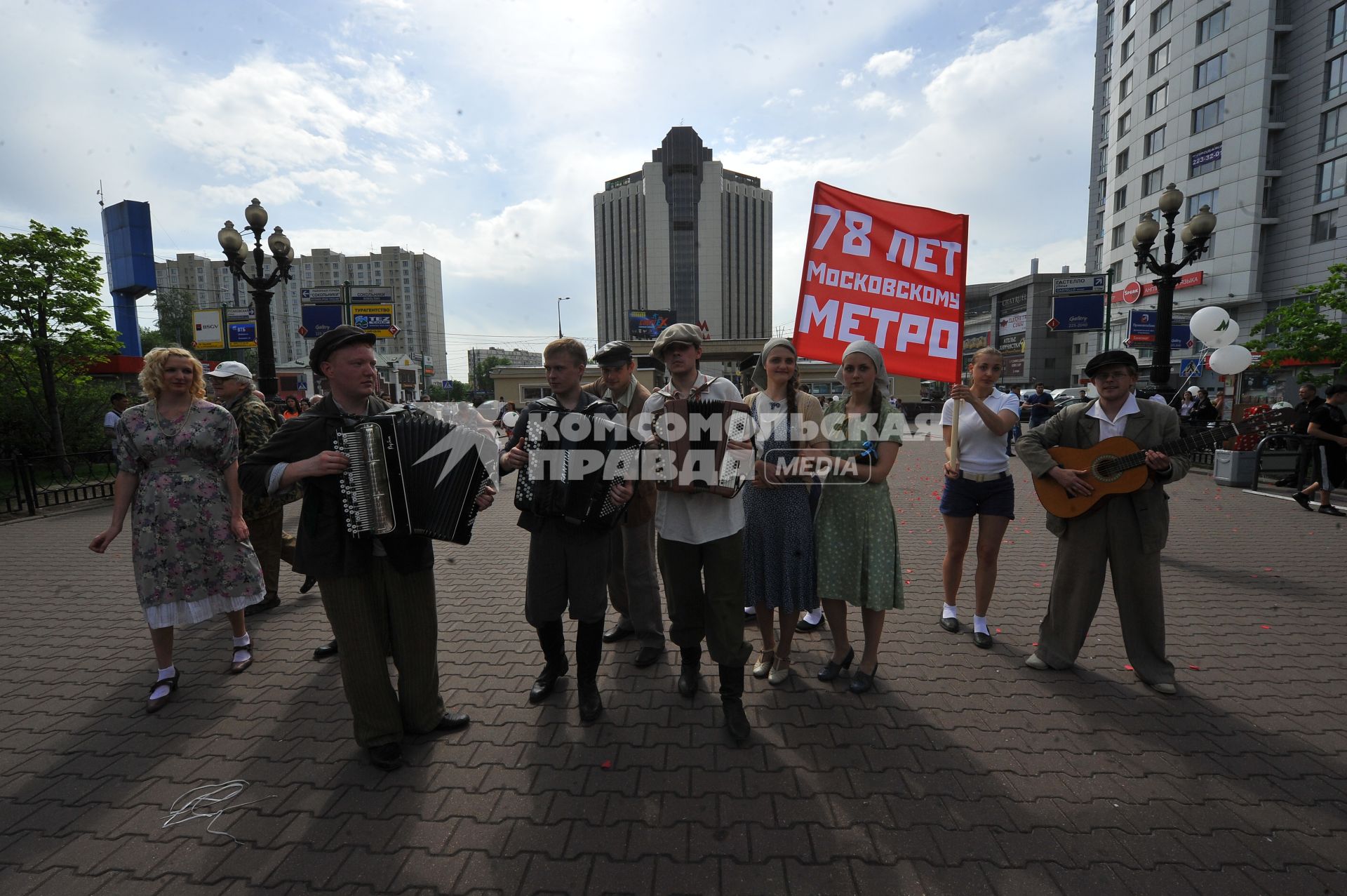 Метро `Сокольники`. Праздничные мероприятия, посвященные 78-летию Московского метрополитена. На снимке: артисты в костюмах стиля 30-х годов.