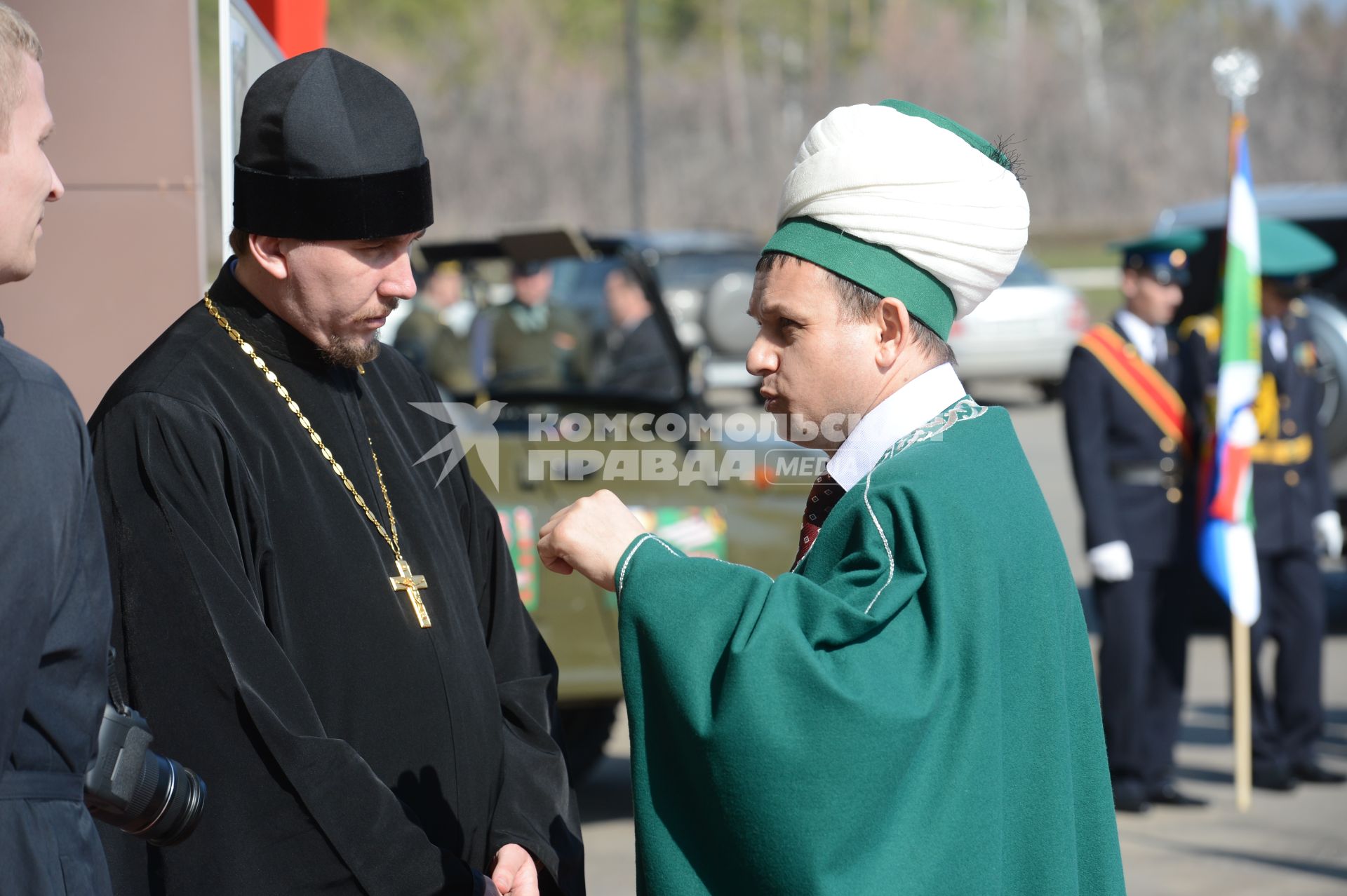 Православный священник разговаривает с муллой.