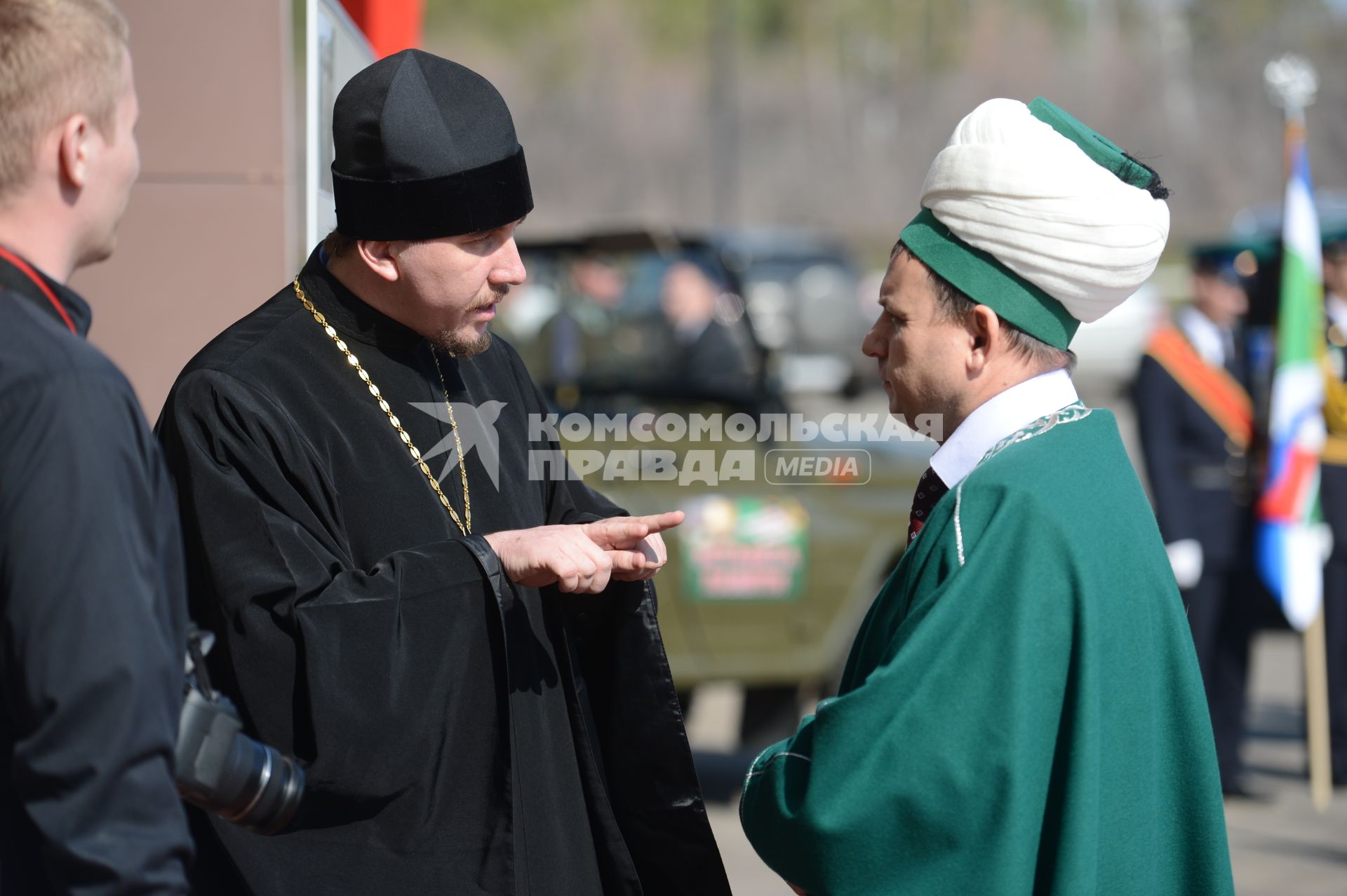 Православный священник разговаривает с муллой.