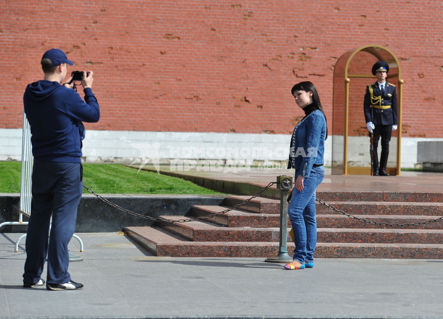 Александровский сад. На снимке: пара фотографируется у поста № 1.