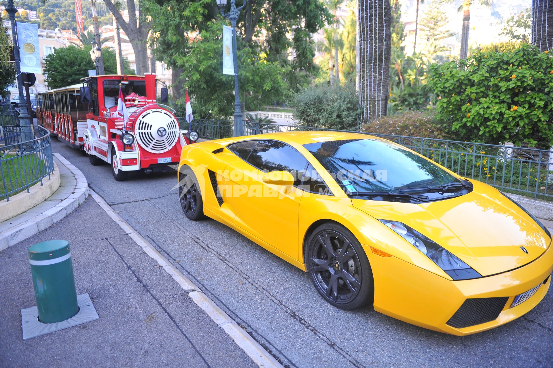 Виды Монте-Карло. На снимке: автомобиль Ferrari.