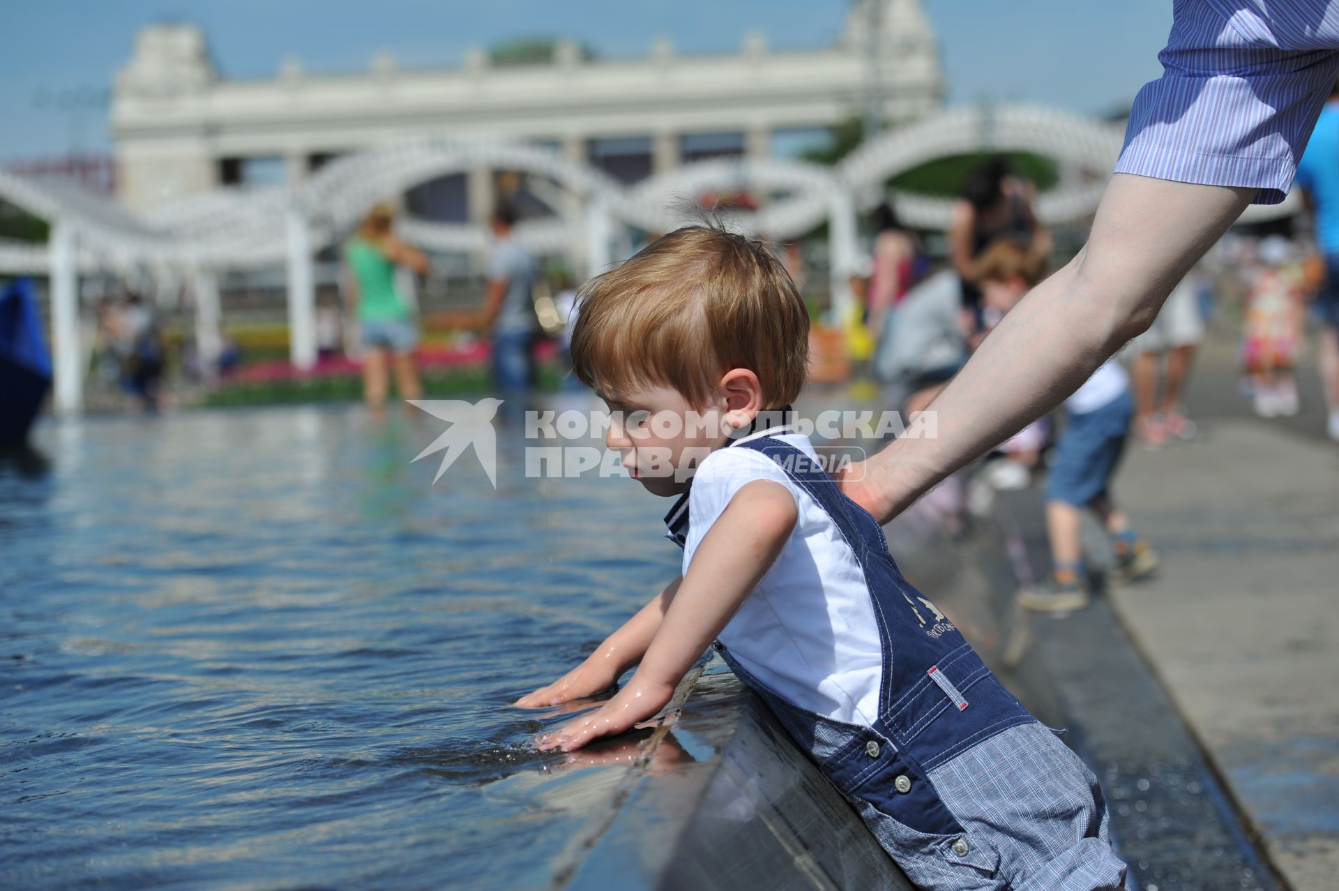 Парк Горького. На снимке: мальчик трогает руками воду в фонтане.