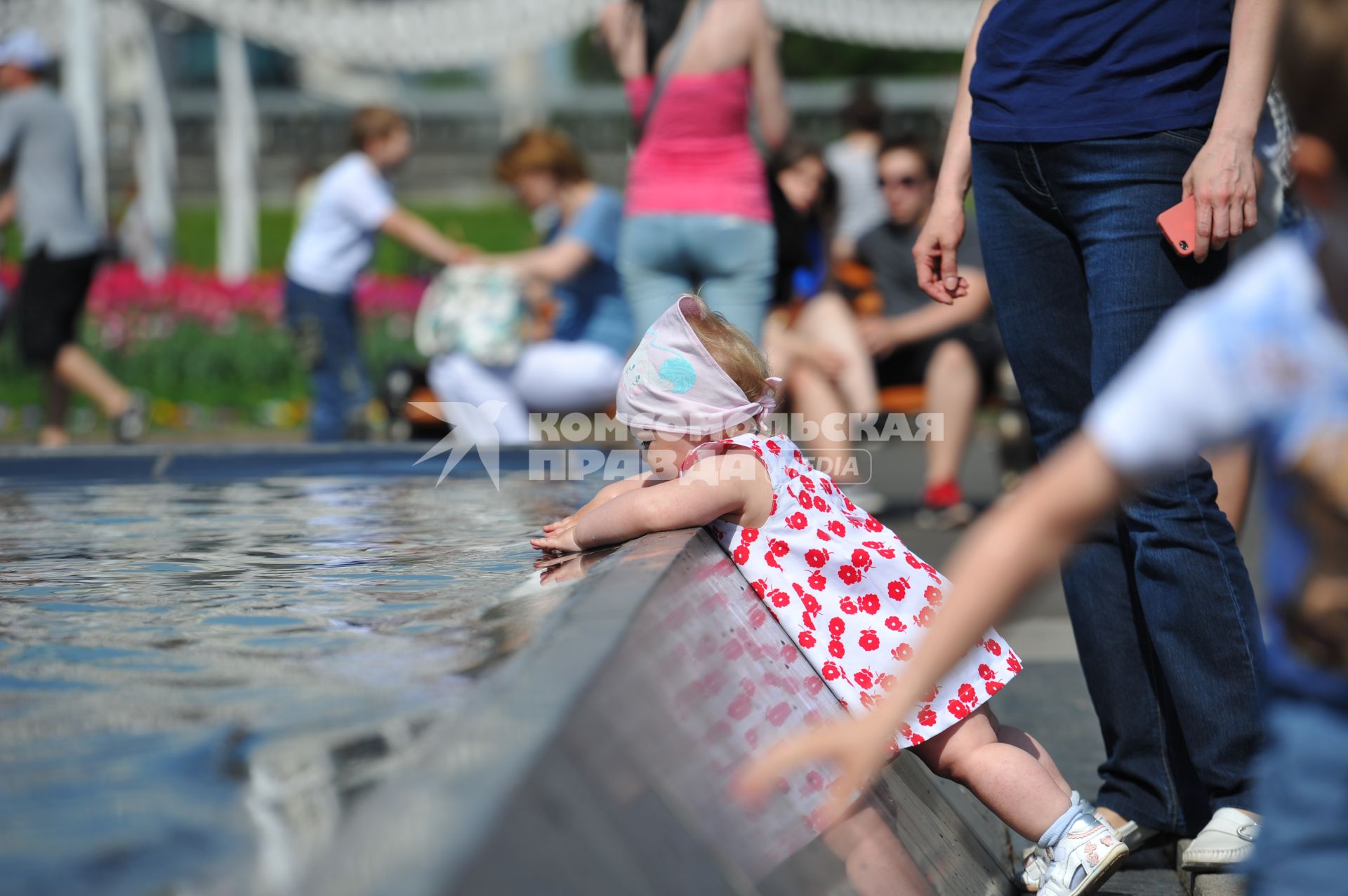 Парк Горького. На снимке: девочка трогает руками воду в фонтане.