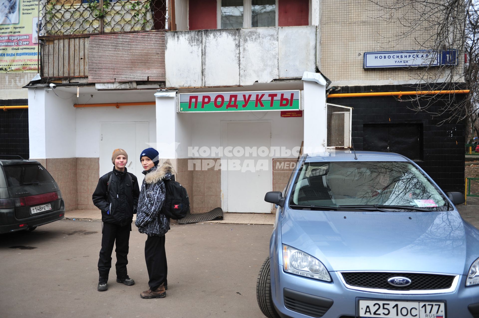 По сообщению правоохранительных органах двоих мальчиков и девочку усадили в машину и увезли в неизвестном направлении на востоке Москвы.ЧП произошло у дома N11 на Новосибирской улице. На снимке: место происшествия.