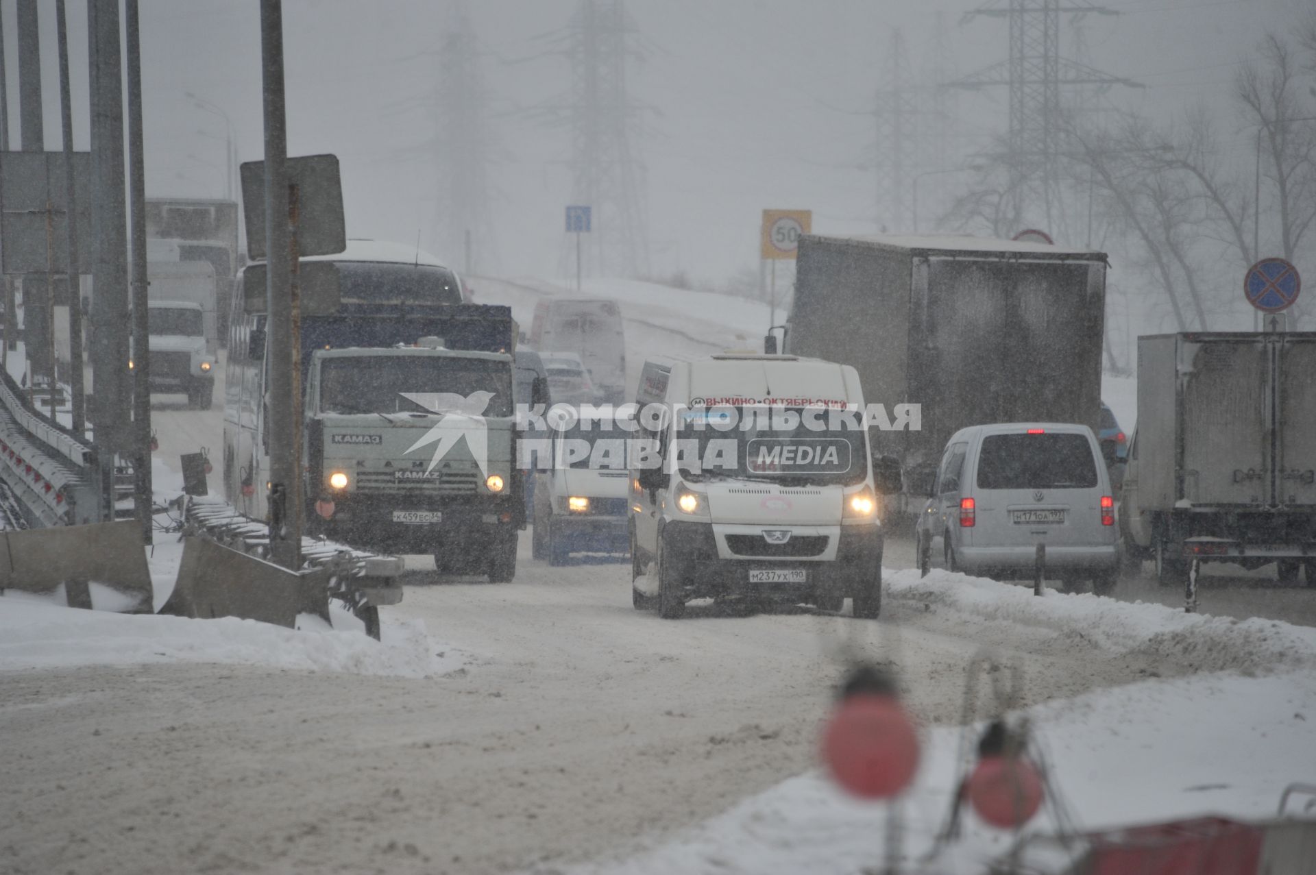 Снегопад в городе. На снимке: автомобильная пробка на шоссе.