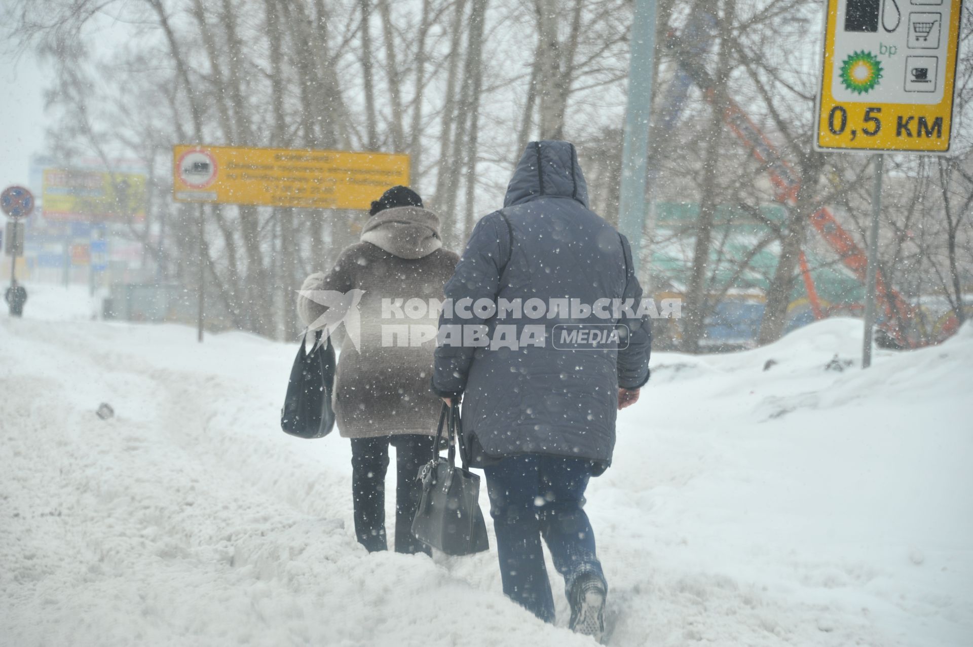 Снегопад в городе. На снимке: пешеходы на заснеженной улице.