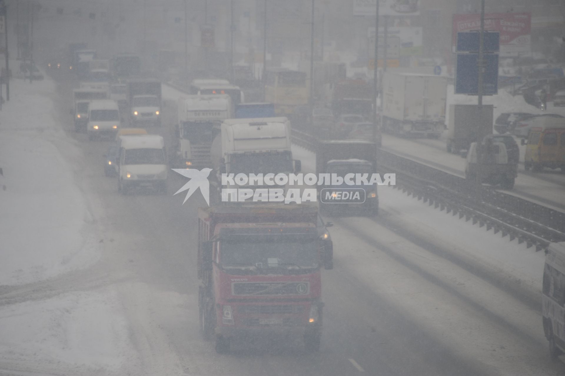 Снегопад в городе. На снимке: автомобильная пробка на шоссе.