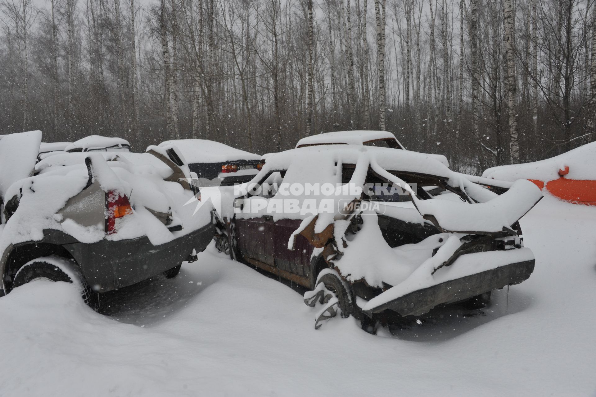 Заснеженные аварийные автомобили.