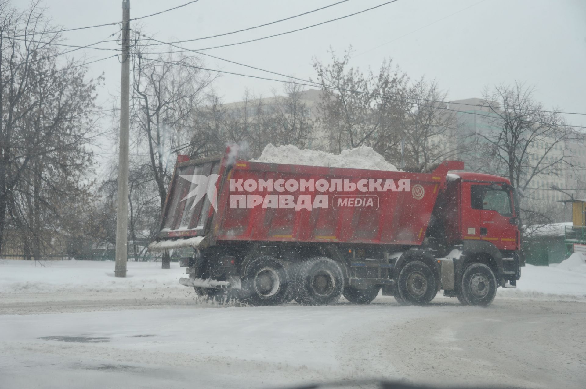 Последствия снегопада. На снимке: вывоз снега на грузовом автомобиле.