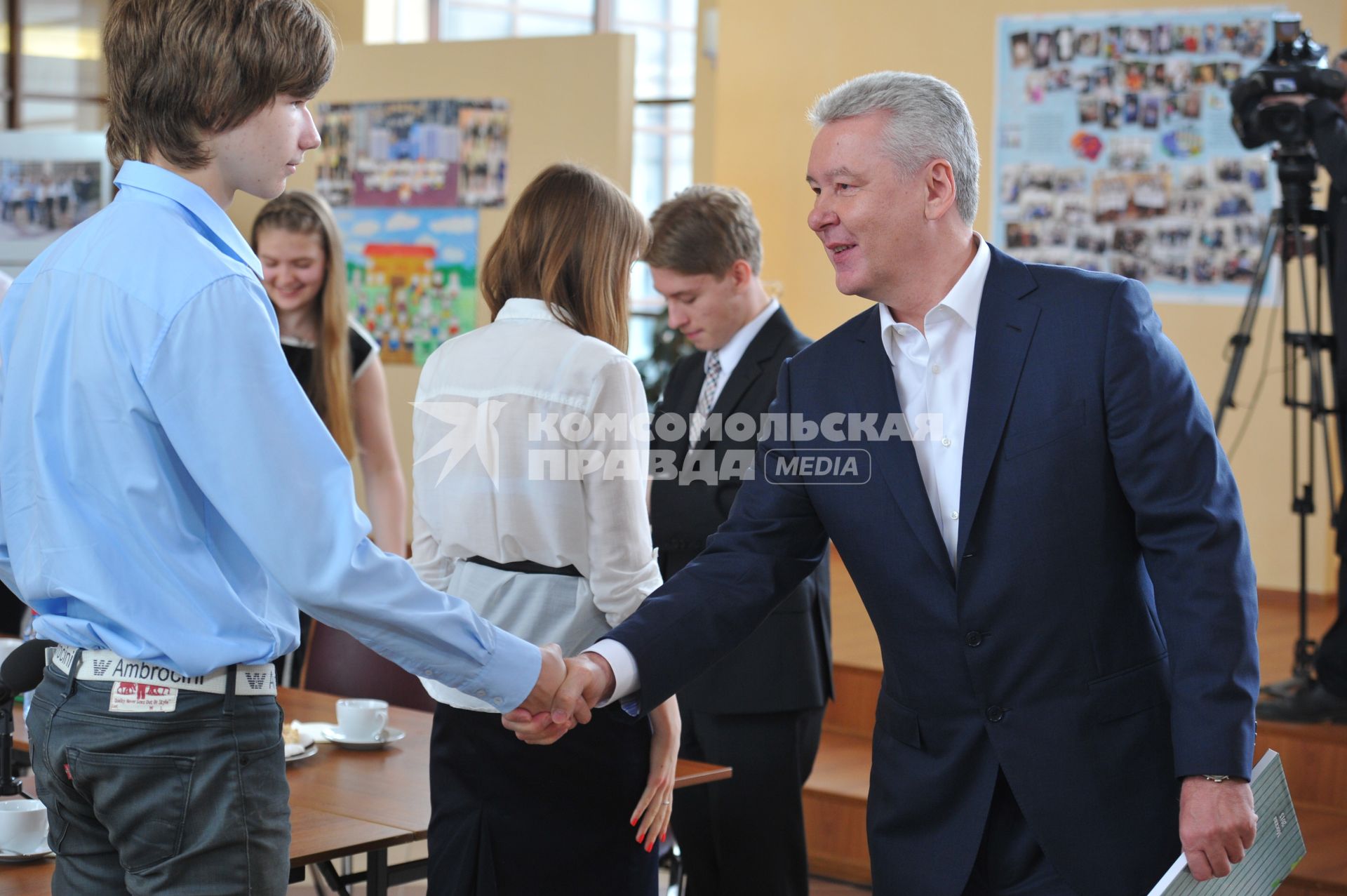 С.Собянин провёл встречу с выпускниками и преподавателями школы N1253 в ЦАО Москвы. На снимке: мэр Москвы Сергей Собянин