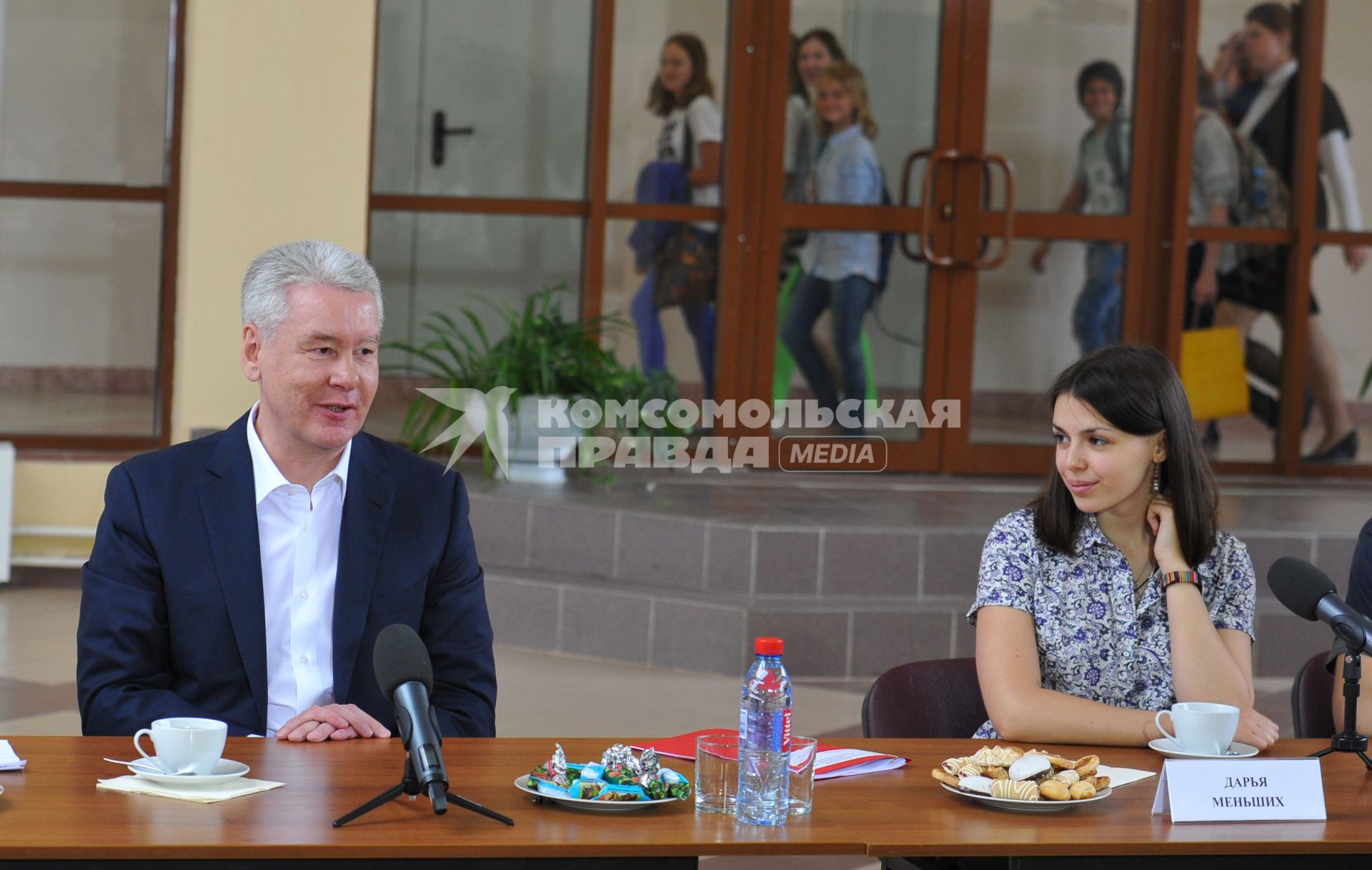 С.Собянин провёл встречу с выпускниками и преподавателями школы N1253 в ЦАО Москвы. На снимке: мэр Москвы Сергей Собянин