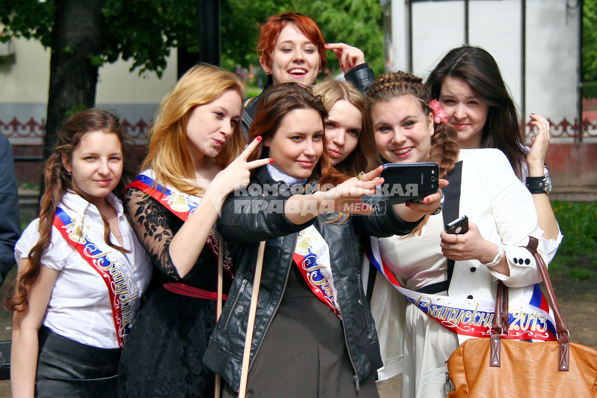 Последний звонок в Нижнем Новгороде. На снимке: школьники фотографируются.