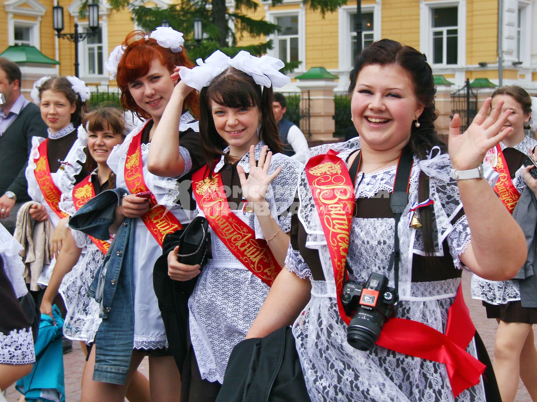 Последний звонок в Нижнем Новгороде. На снимке: школьники гуляют по городу.