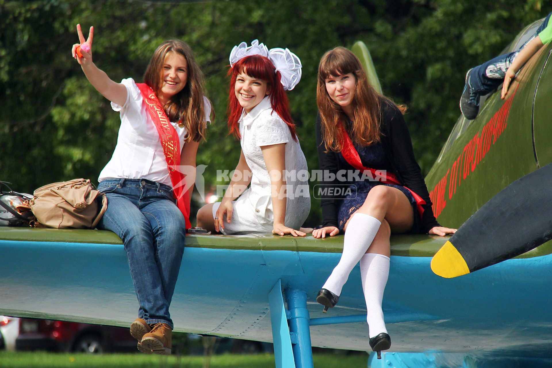 Последний звонок в Нижнем Новгороде. На снимке: девушки сидят на крыле самолета.