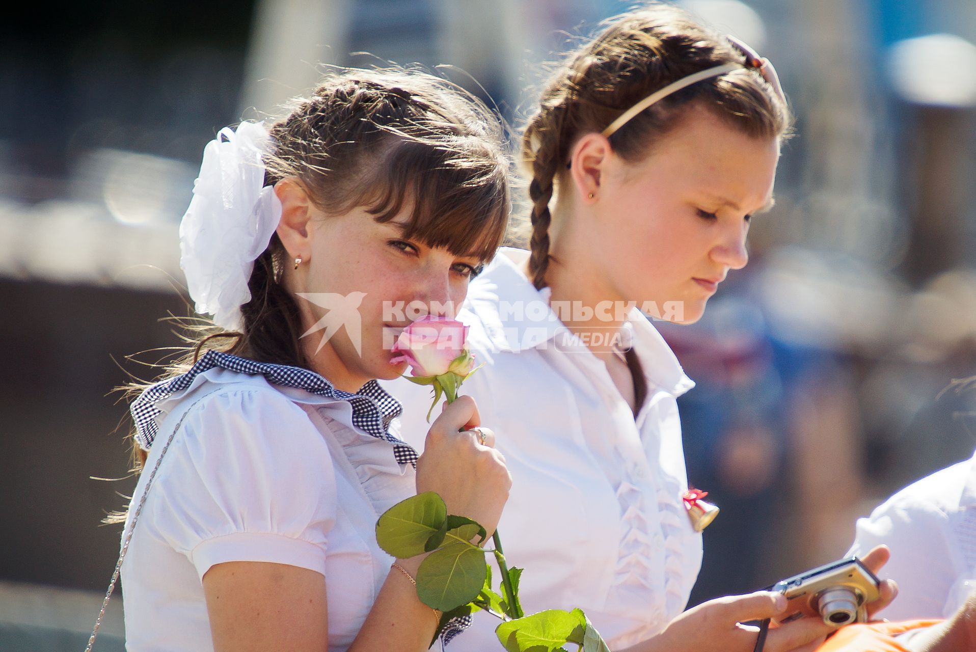 Последний звонок в Екатеринбурге. На снимке: девушка с цветком.