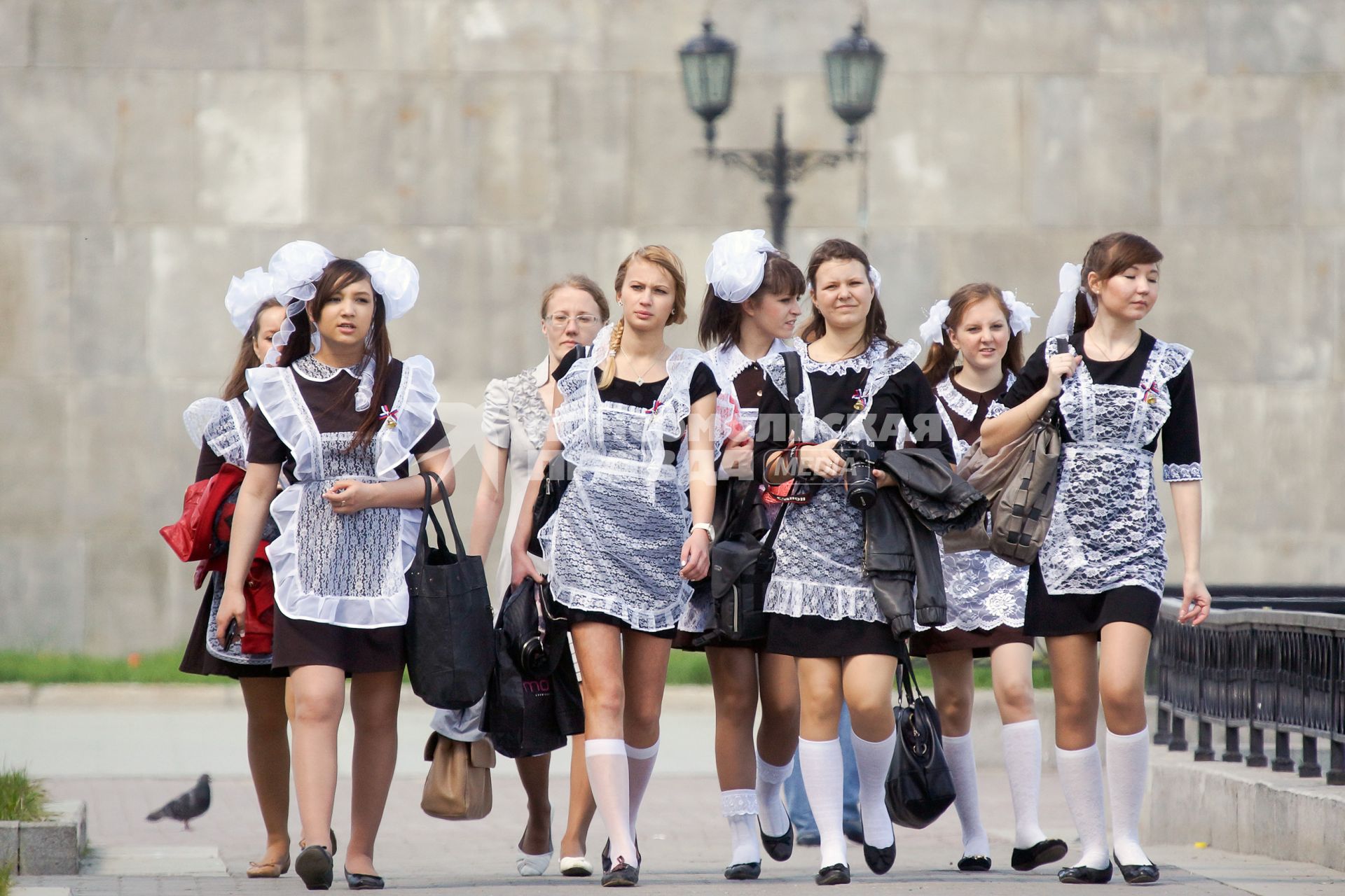 Последний звонок в Екатеринбурге. На снимке: девушки гуляют по городу.