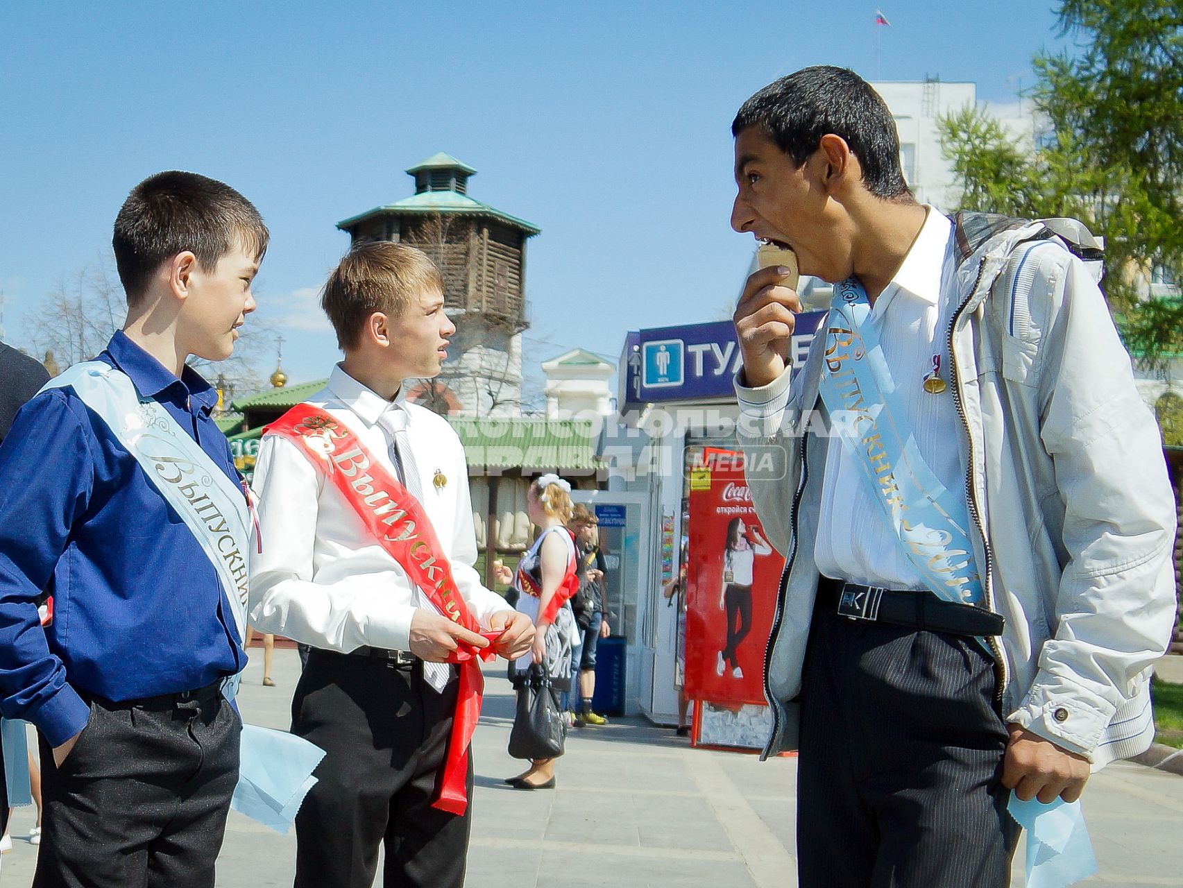 Последний звонок в Екатеринбурге. На снимке: юноша ест мороженое.