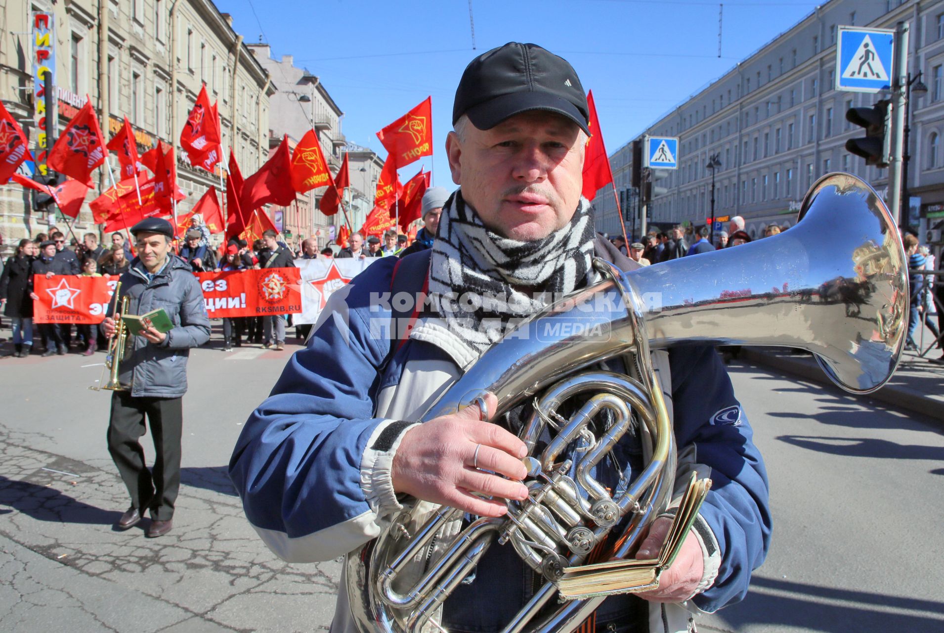 Участники первомайского шествия оппозиционных партий идут по Невскому проспекту.