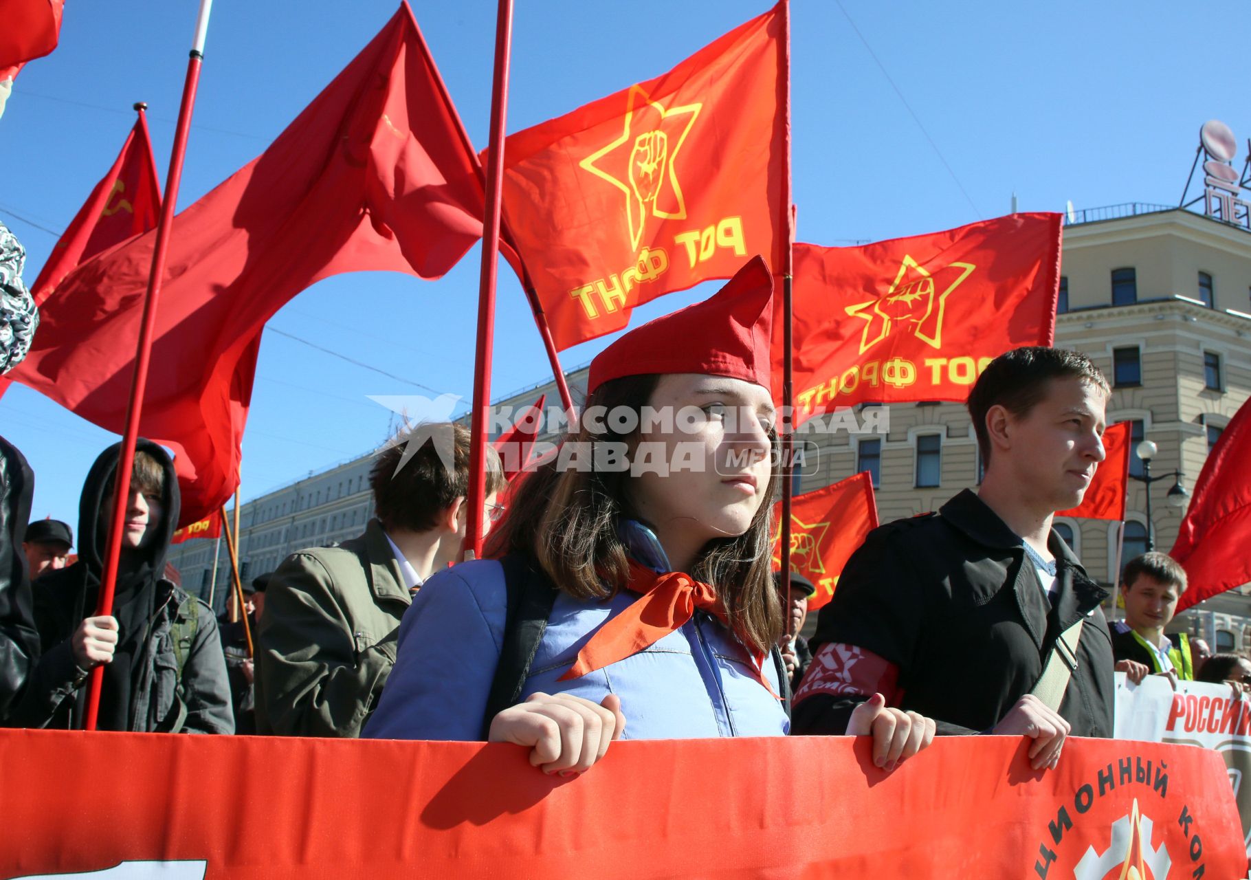 Участники первомайского шествия оппозиционных партий идут по Невскому проспекту.