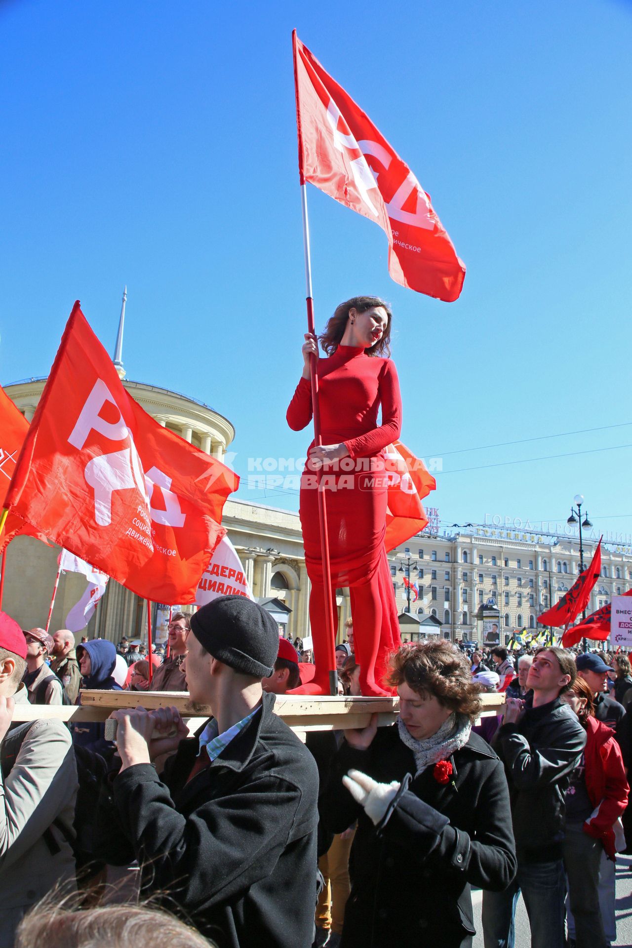 Участники первомайского шествия оппозиционных партий идут по Невскому проспекту.