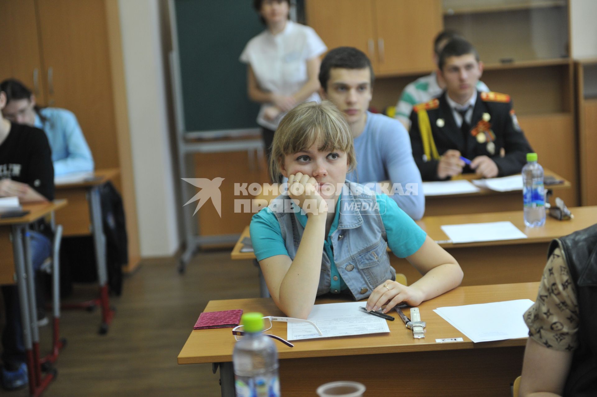 Школьники во время сдачи ЕГЭ