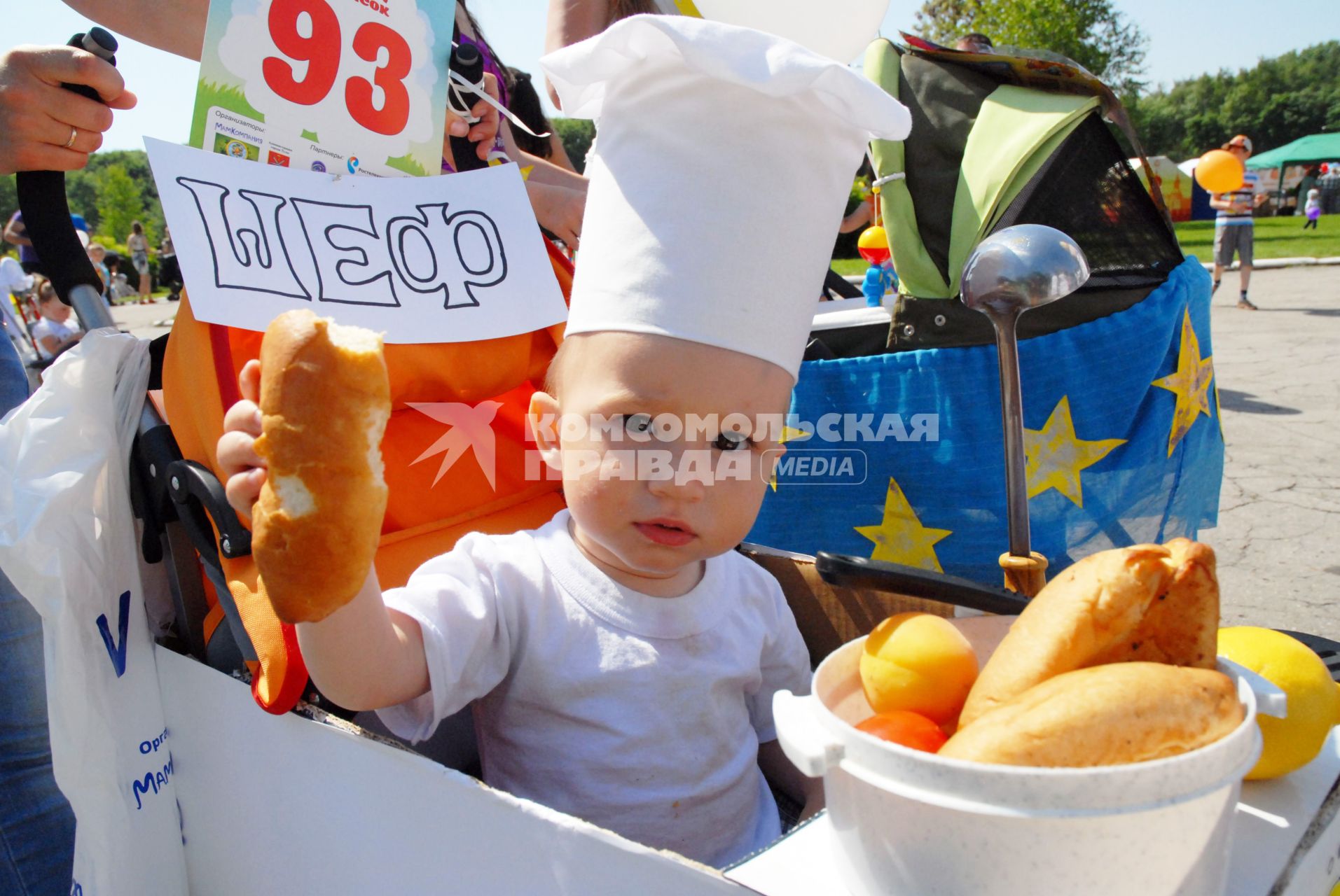 Парад детских колясок в Туле. На снимке: ребенок в костюме шеф повара.