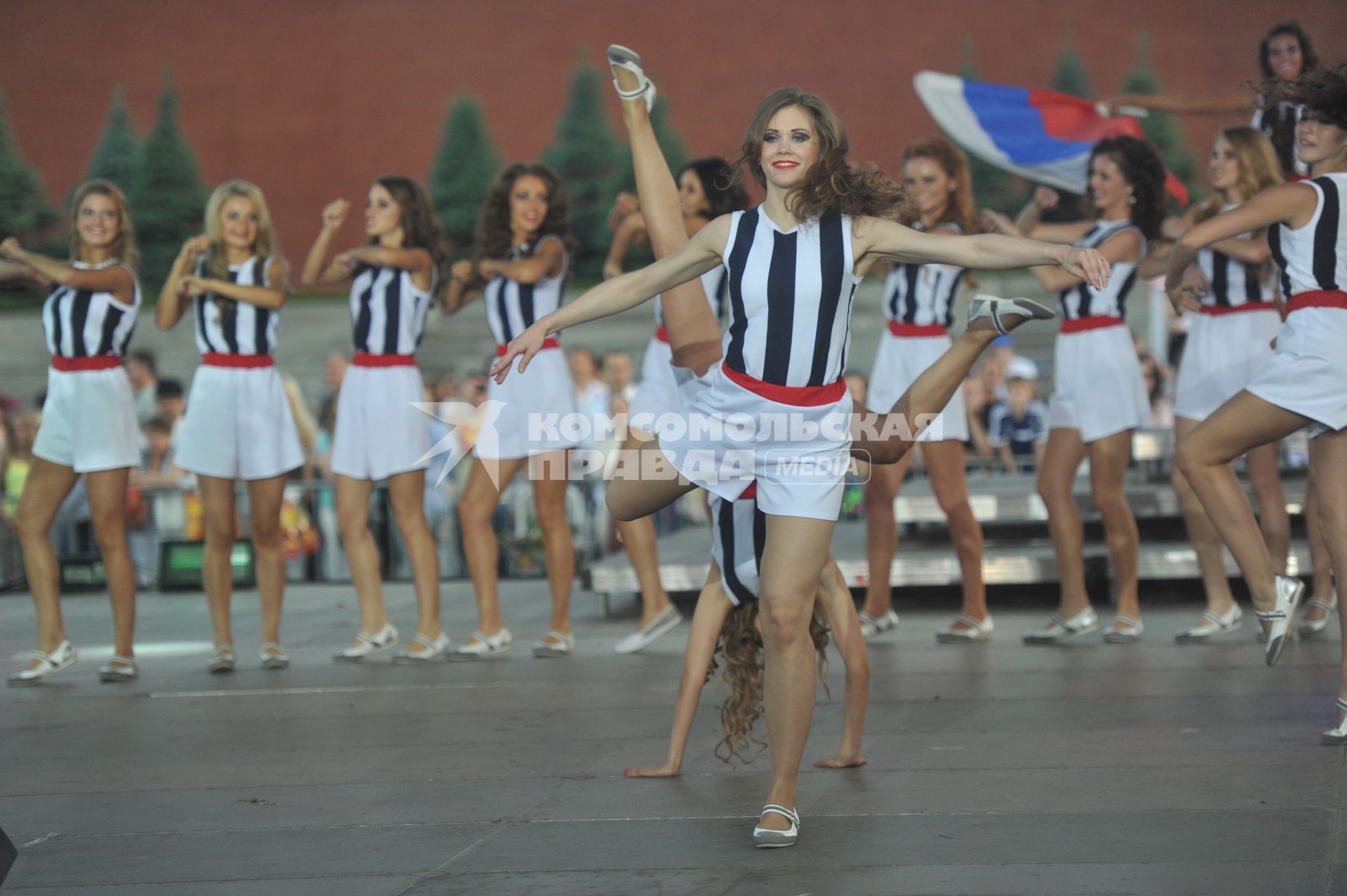 Финал конкурса красоты `Мисс Москва 2013`. На снимке: участницы конкурса во время выступления на Красной площади.