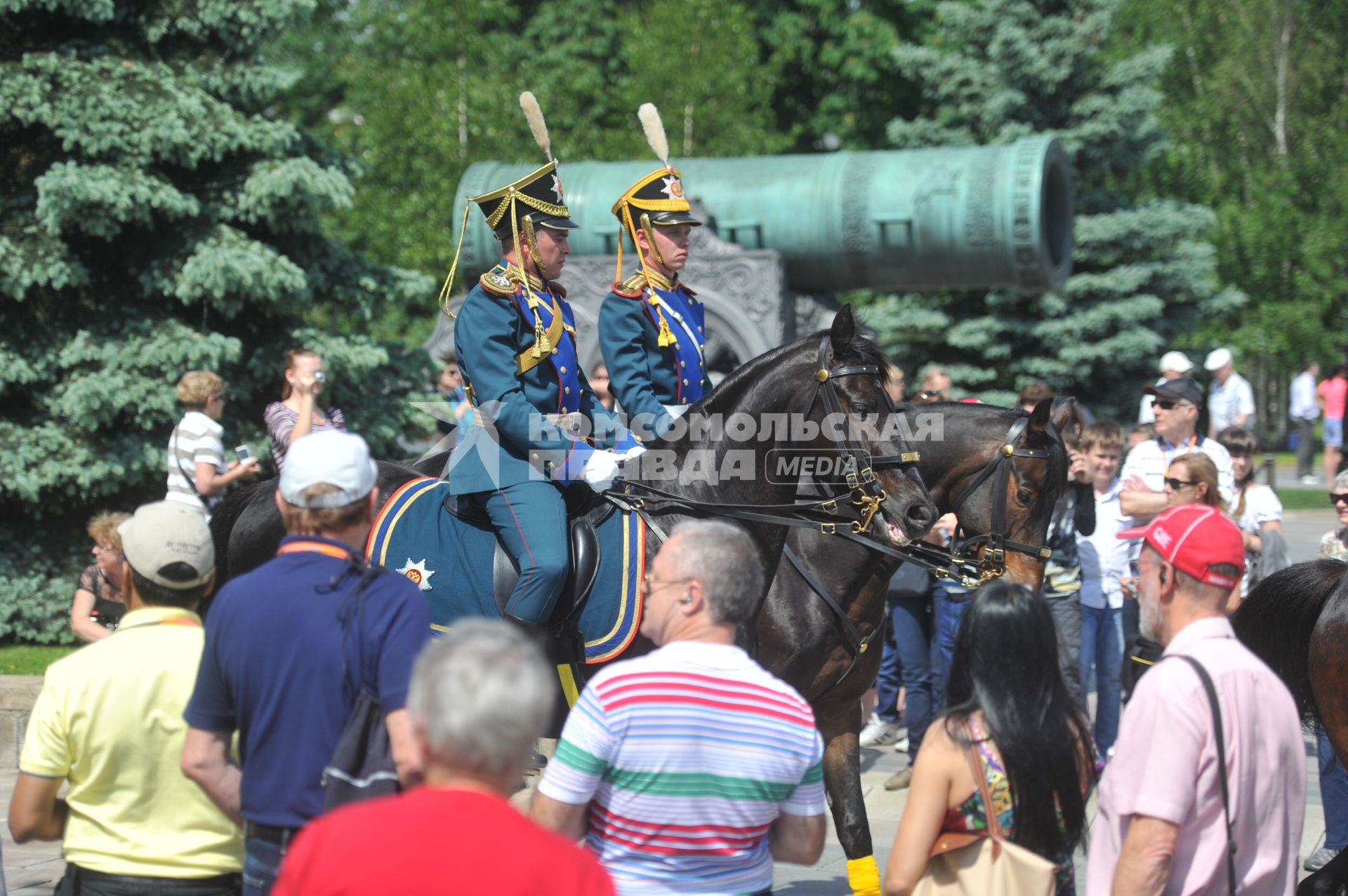 Церемония развода конных и пеших караулов Президентского полка на Соборной площади.