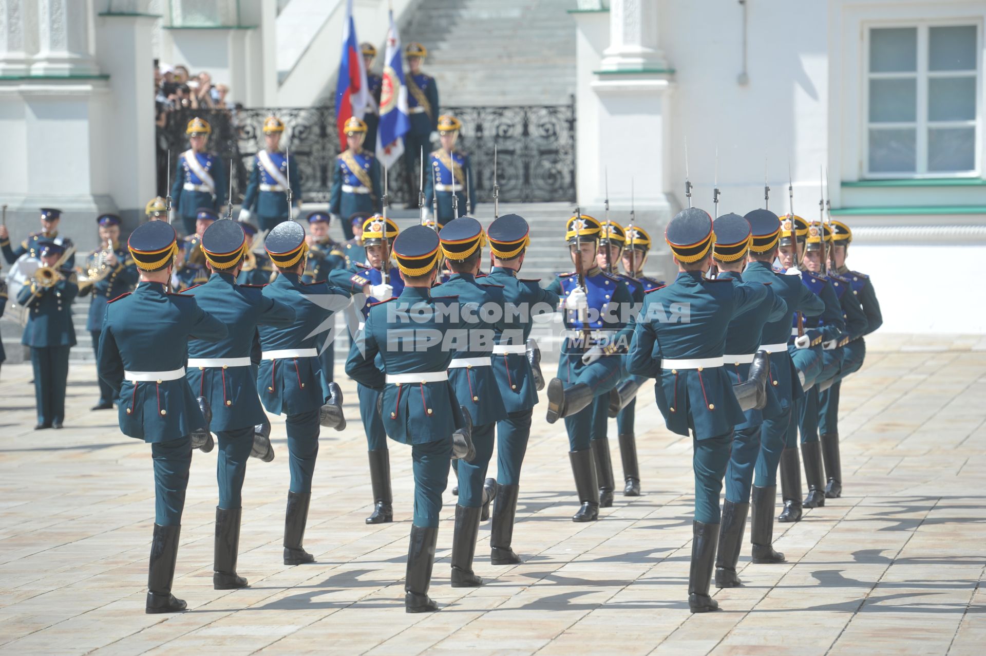 Церемония развода конных и пеших караулов Президентского полка на Соборной площади.