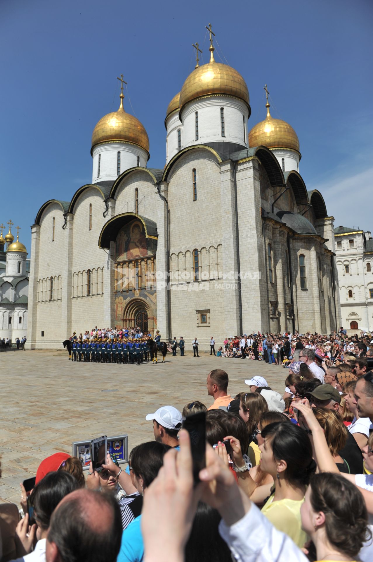 Церемония развода конных и пеших караулов Президентского полка на Соборной площади. На снимке: Успенский собор.