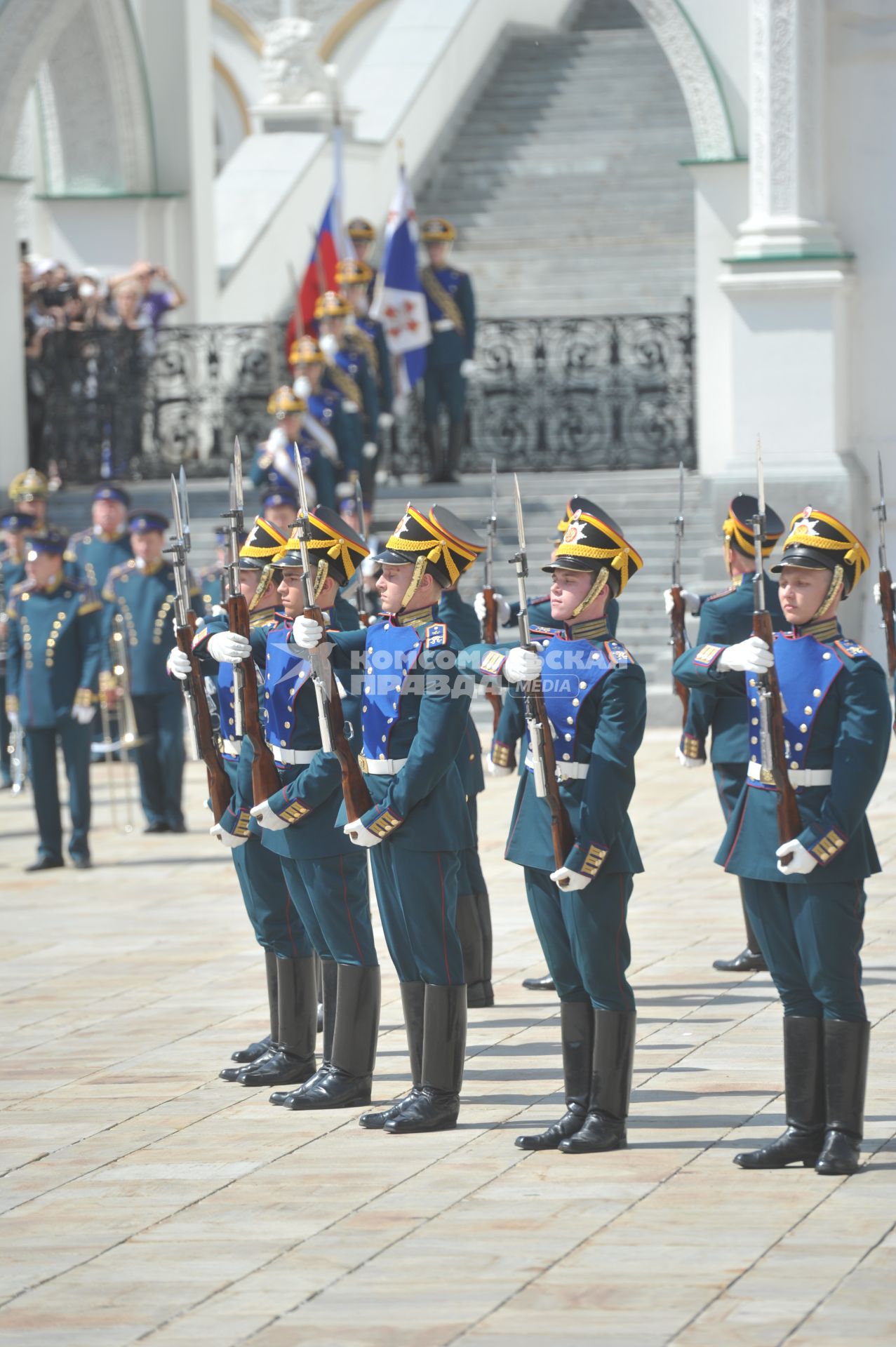 Церемония развода конных и пеших караулов Президентского полка на Соборной площади.