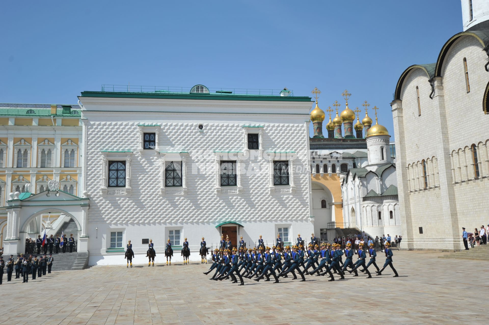 Церемония развода конных и пеших караулов Президентского полка на Соборной площади. На снимке: Грановитая палата.