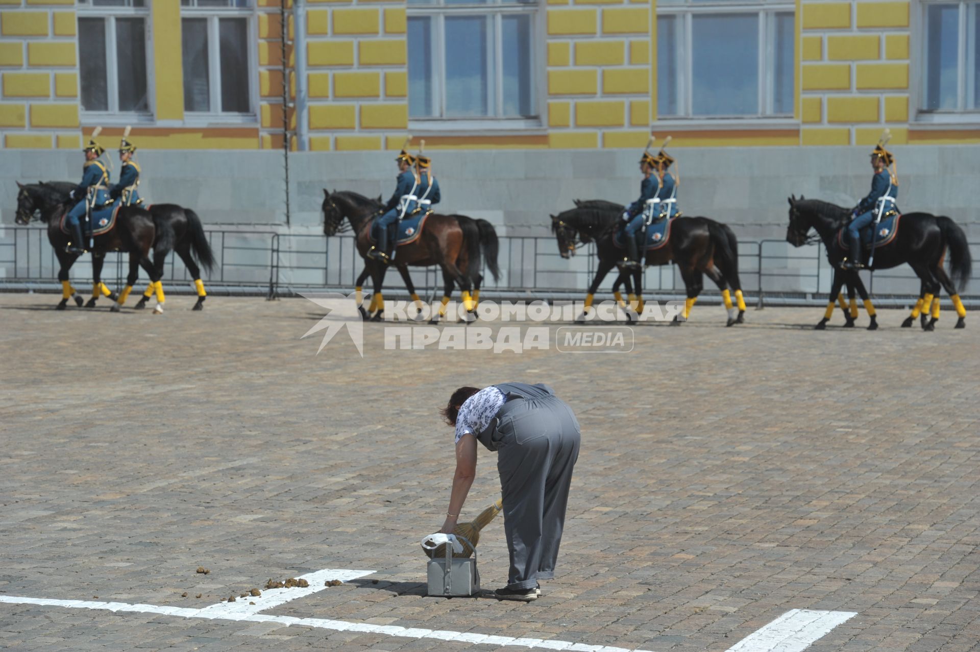 Церемония развода конных и пеших караулов Президентского полка на Соборной площади.