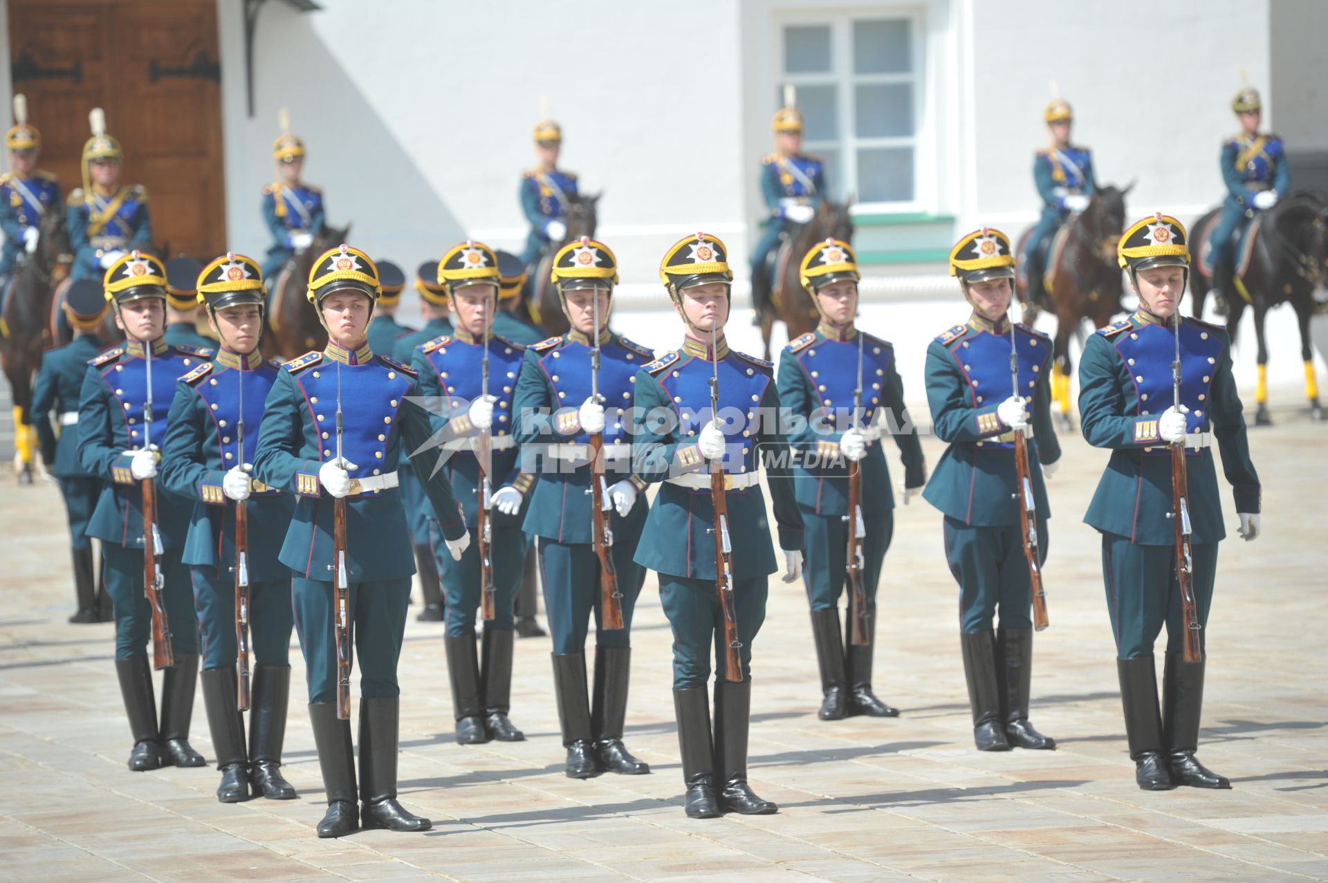 Церемония развода конных и пеших караулов Президентского полка на Соборной площади.