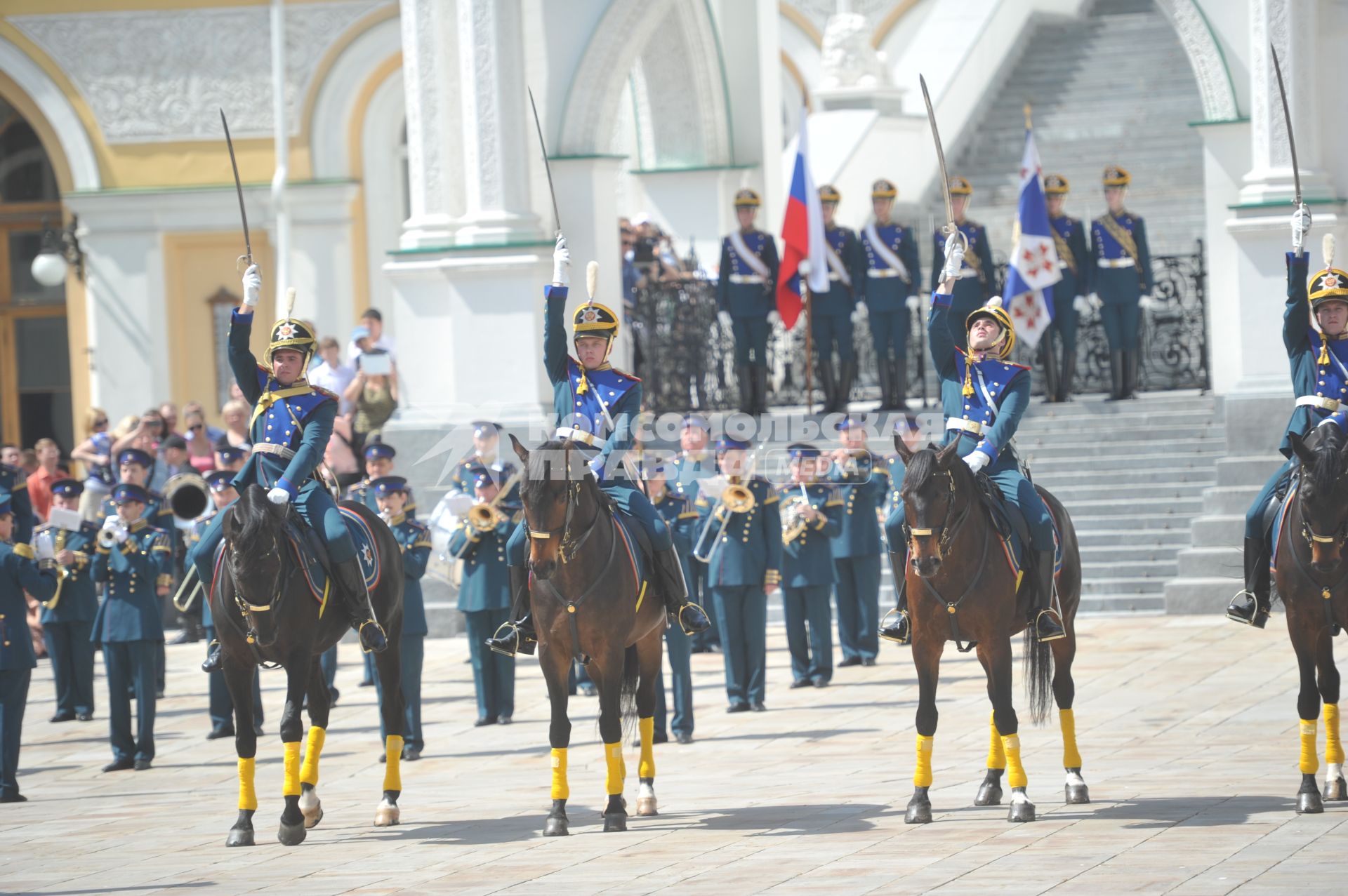 Церемония развода конных и пеших караулов Президентского полка на Соборной площади.