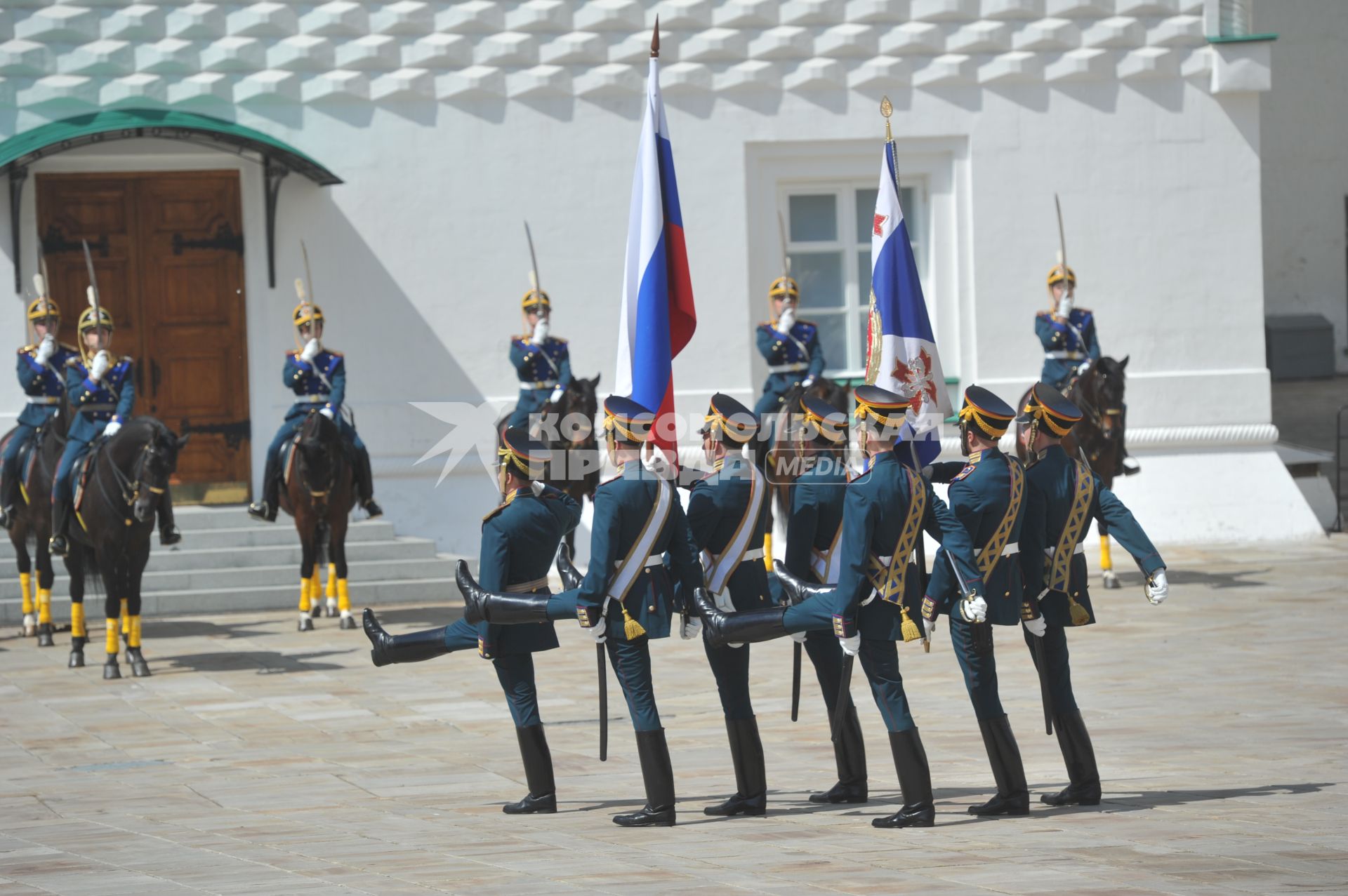 Церемония развода конных и пеших караулов Президентского полка на Соборной площади.