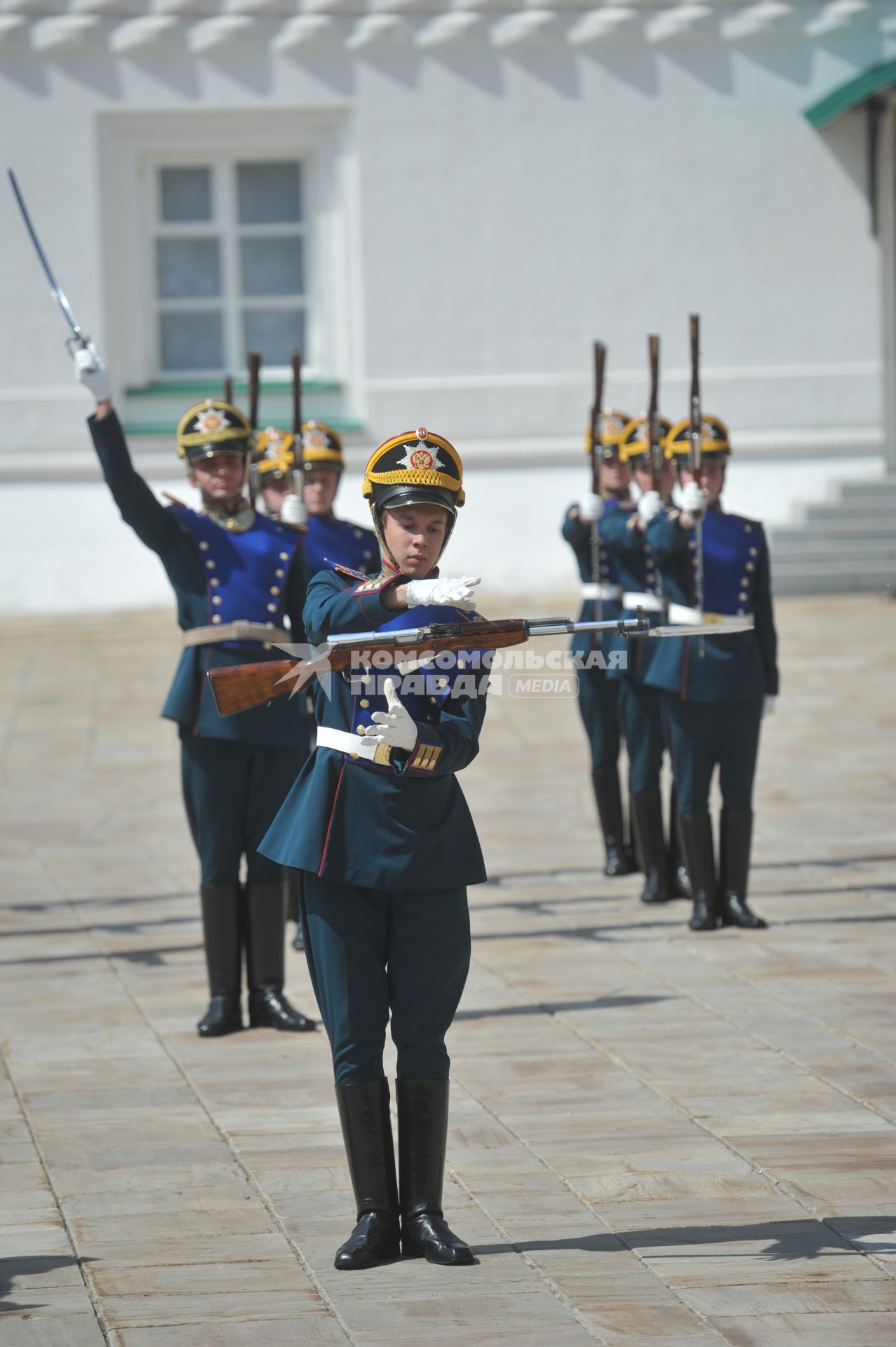 Церемония развода конных и пеших караулов Президентского полка на Соборной площади.