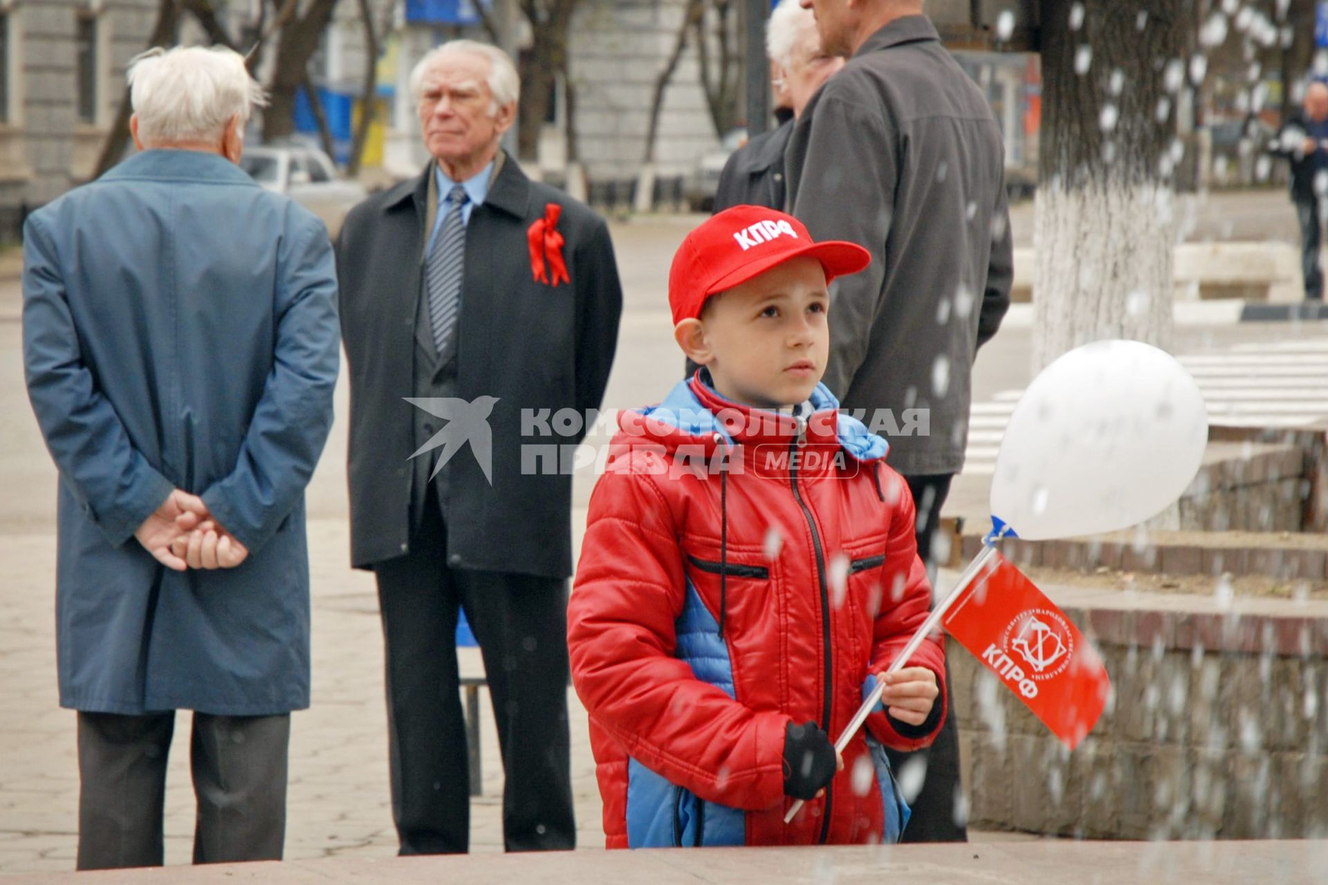 Митинг коммунистов в Туле. На снимке: ребенок с флажком партии `КПРФ` на фоне пенсионеров.