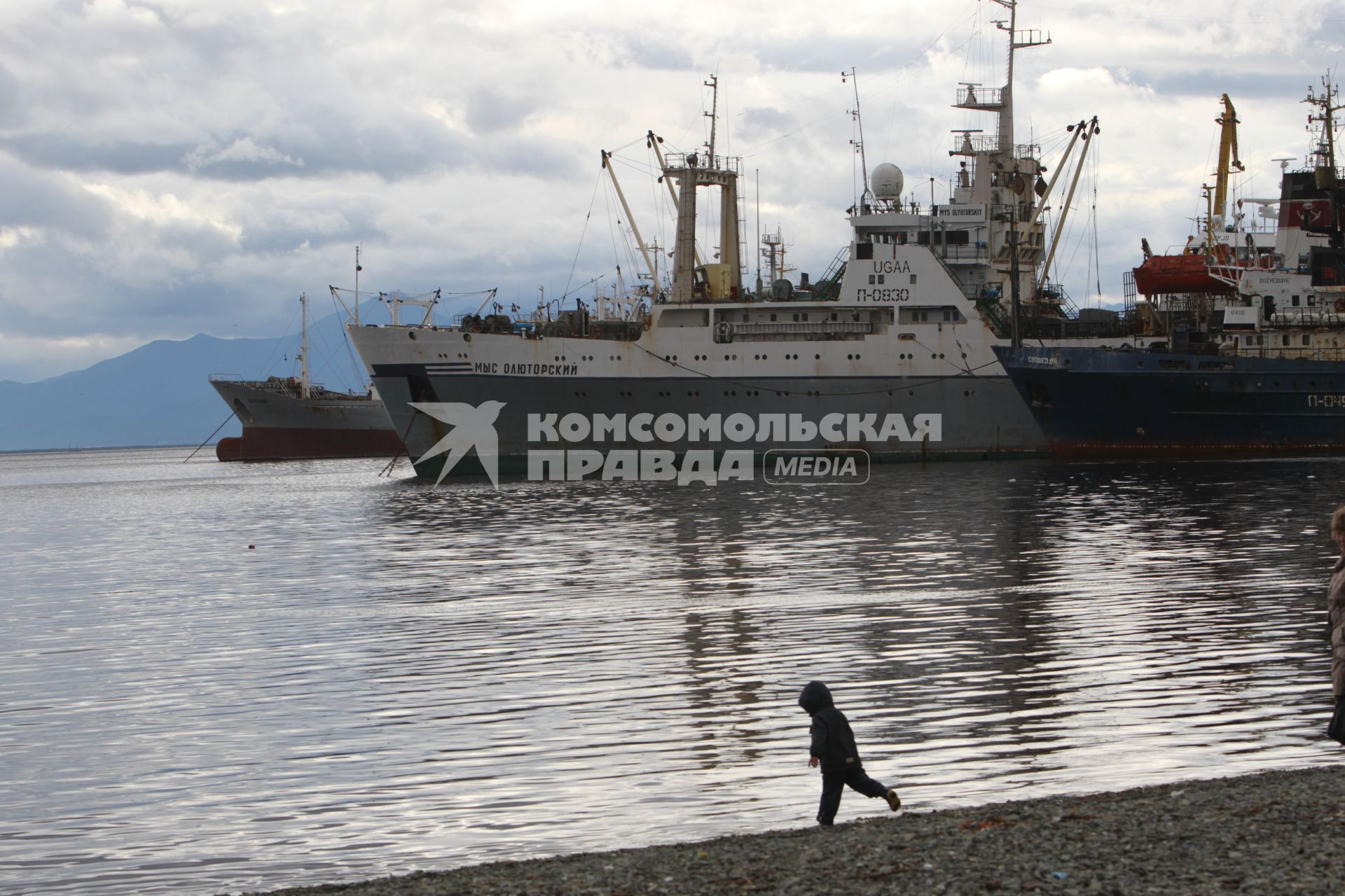 Виды Петропавловска-Камчатского. На снимке: пара сидит на скамейке у пристани.